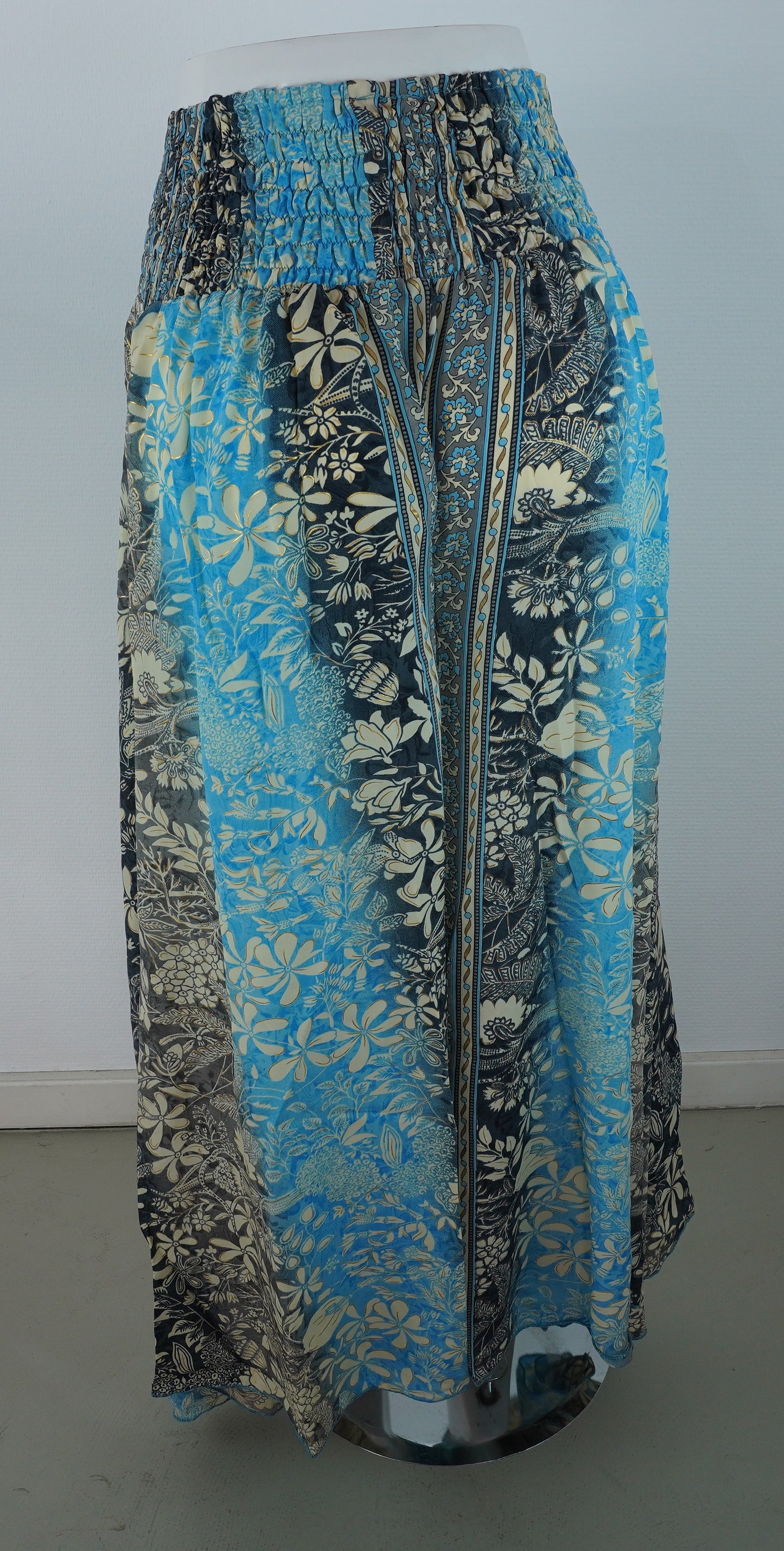 Palazzo Hose – Seide & Viskose | Floraler Boho-Print in Blau‑, Beige‑ und Schwarztönen