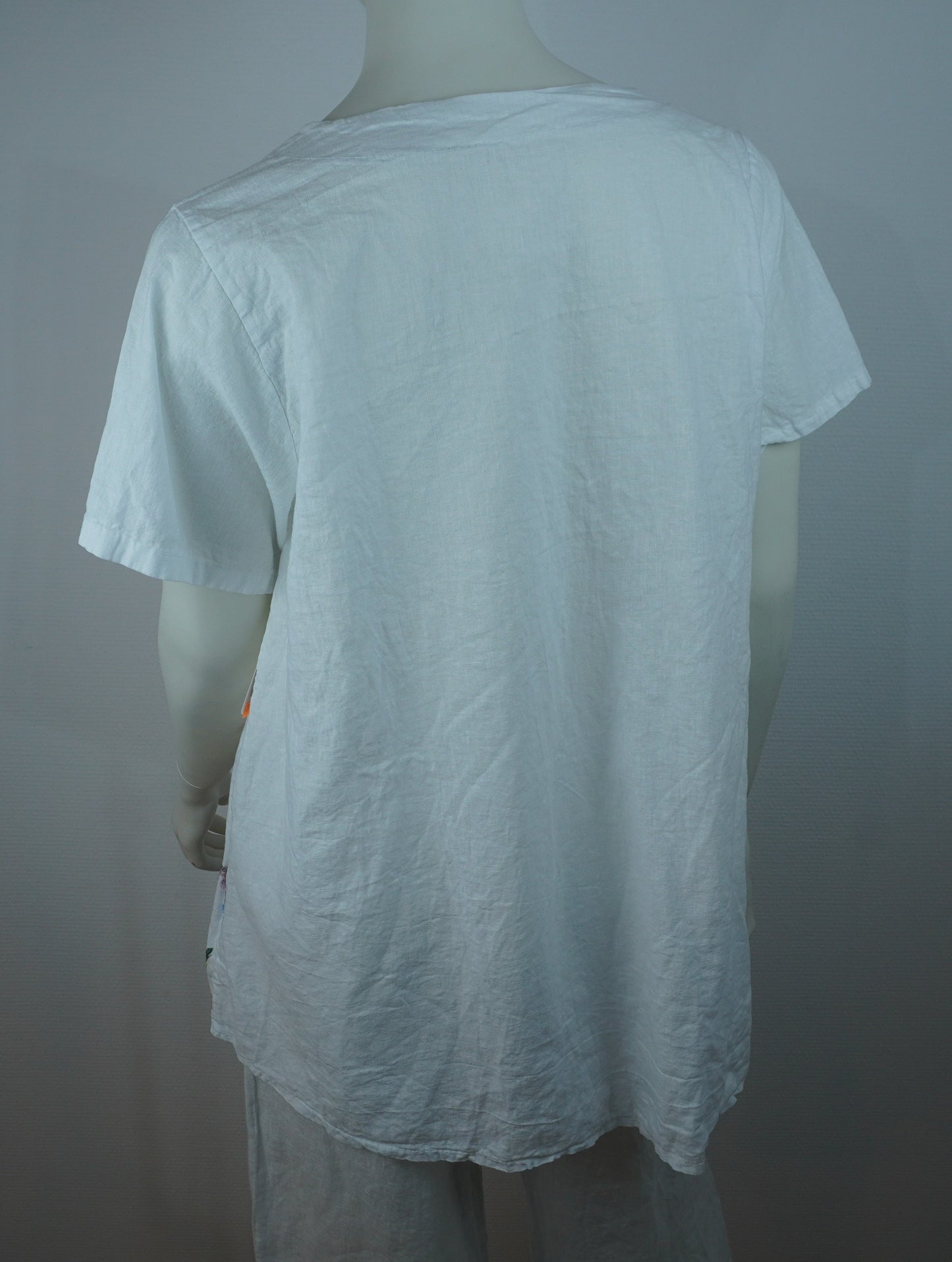 Leinen-Shirt Weiß mit Blumendruck – Kurzarm, Fronttasche, Boho