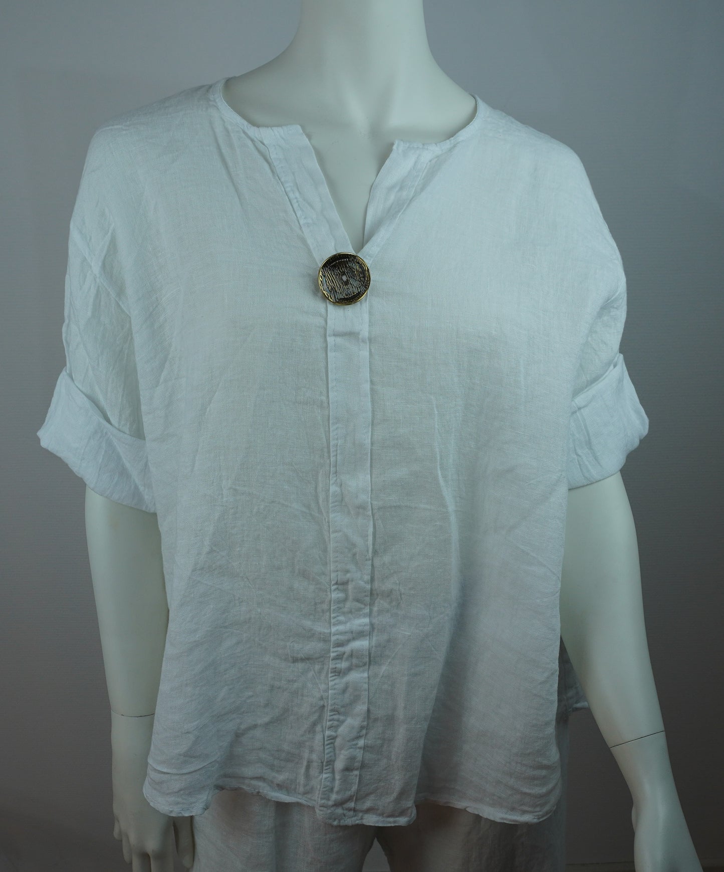 Oversize Leinenbluse 100% Leinen weiß – mit dekorativem Statement-Knopf
