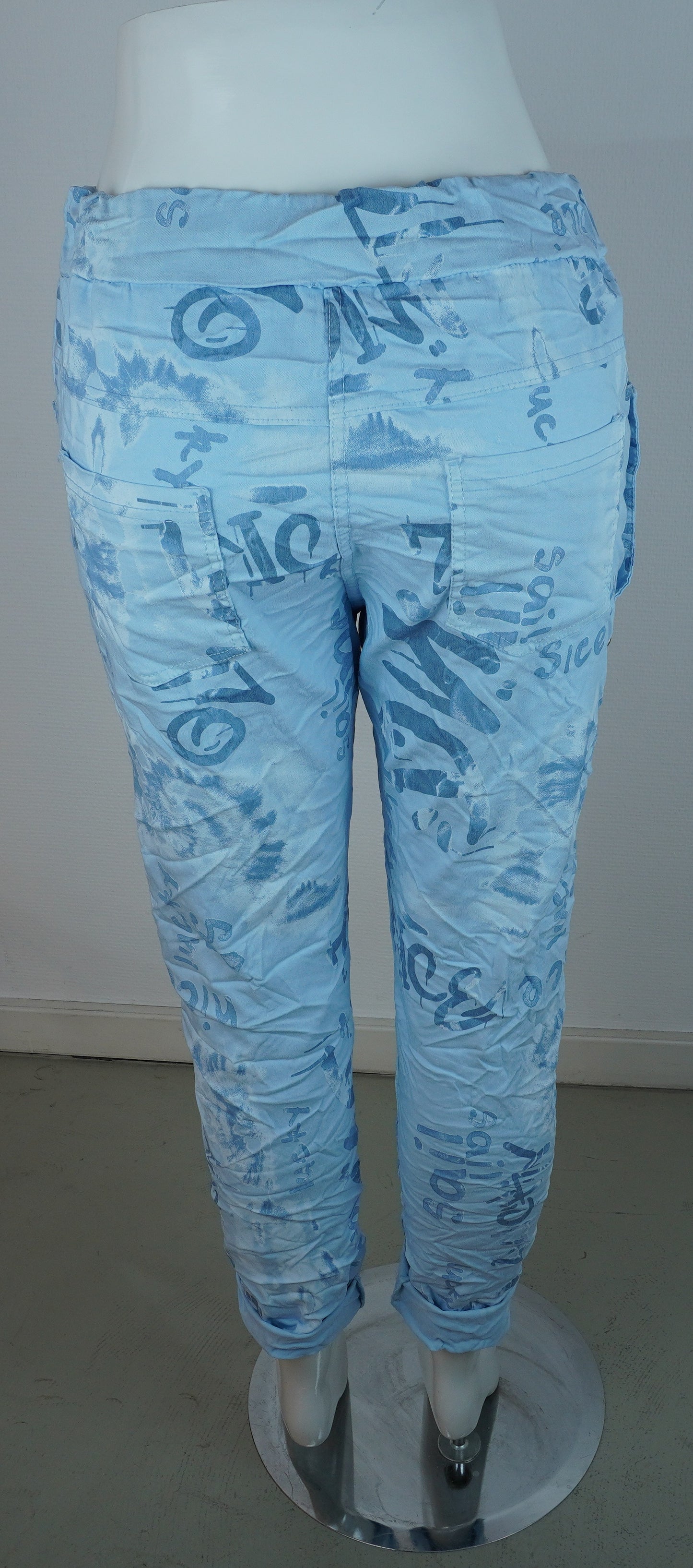 Damen Jogger-Hose Hellblau – Allover Print & Zierknöpfe