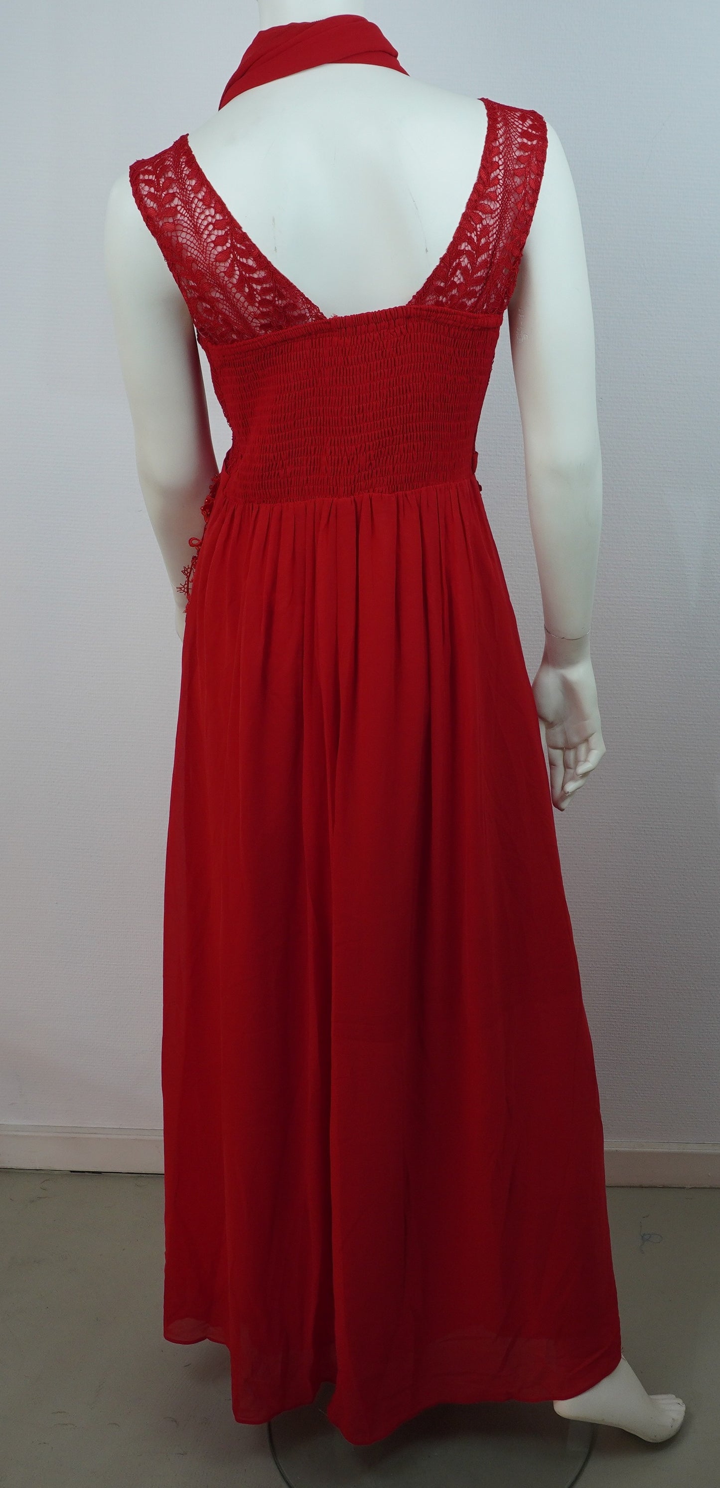 Elegantes Abendkleid Rot – Spitze & Perlen – Festkleid mit Schal – Boutique Qualität