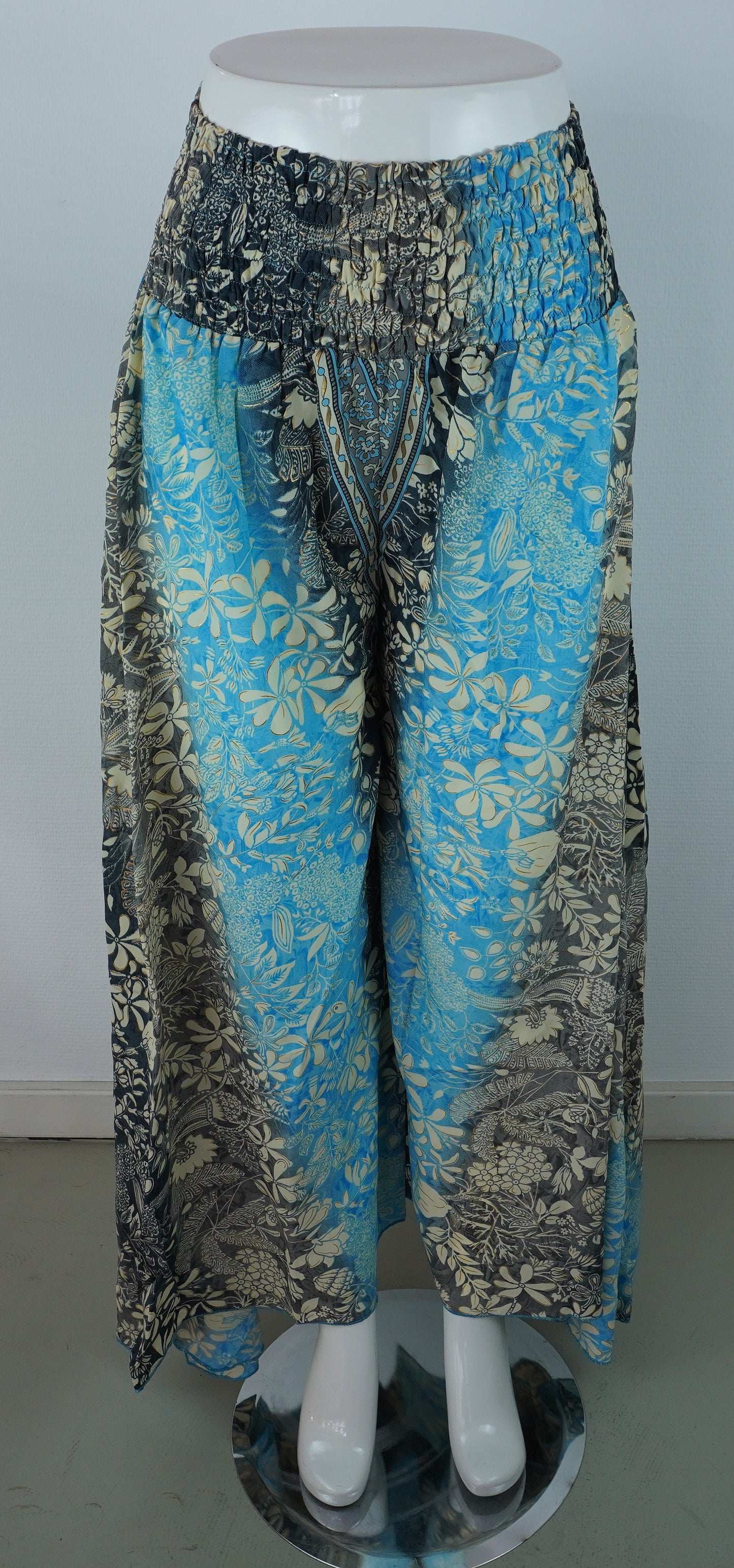 Palazzo Hose – Seide & Viskose | Floraler Boho-Print in Blau‑, Beige‑ und Schwarztönen