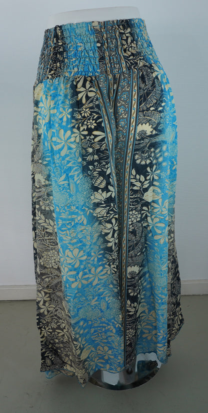 Palazzo Hose – Seide & Viskose | Floraler Boho-Print in Blau‑, Beige‑ und Schwarztönen