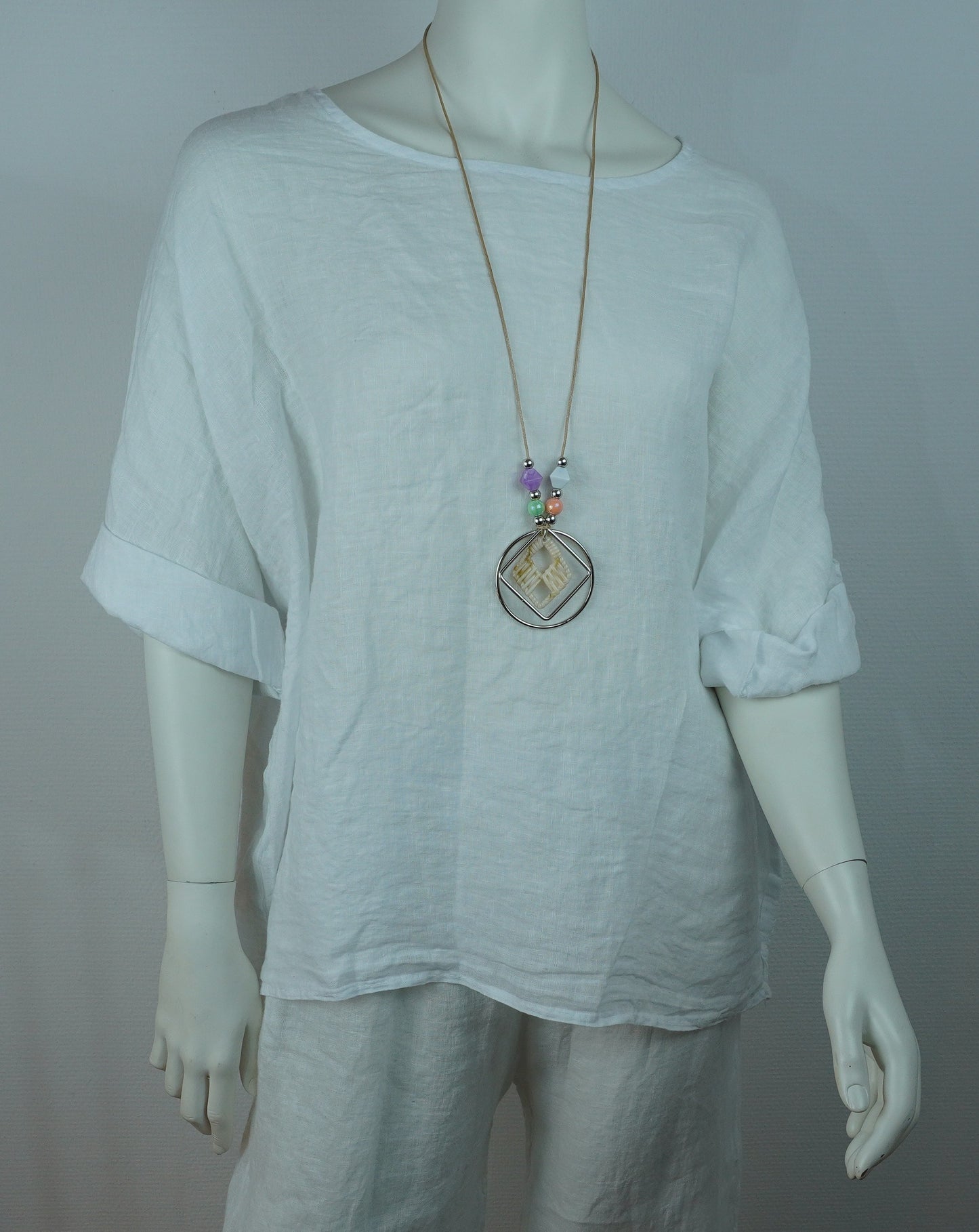 Leinen-Oberteil Weiß mit Boho-Kette – Kurzarm, Locker, Sommer-Set