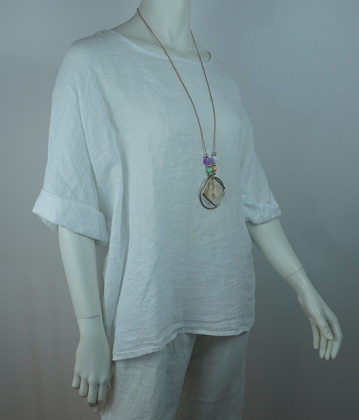Leinen-Oberteil Weiß mit Boho-Kette – Kurzarm, Locker, Sommer-Set