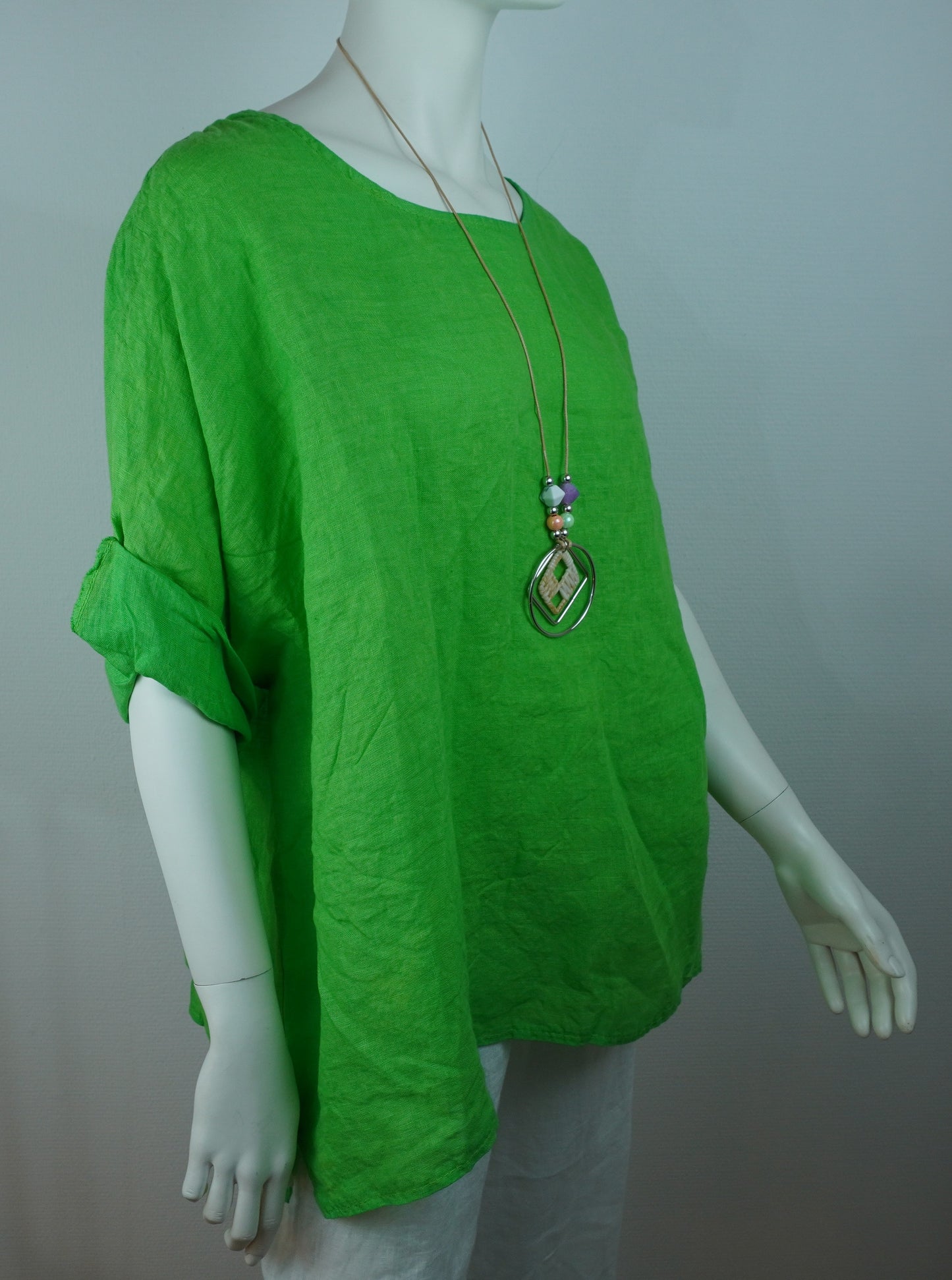 Leinen-Oberteil Grün mit Boho-Kette – Kurzarm, Locker, Sommer-Set