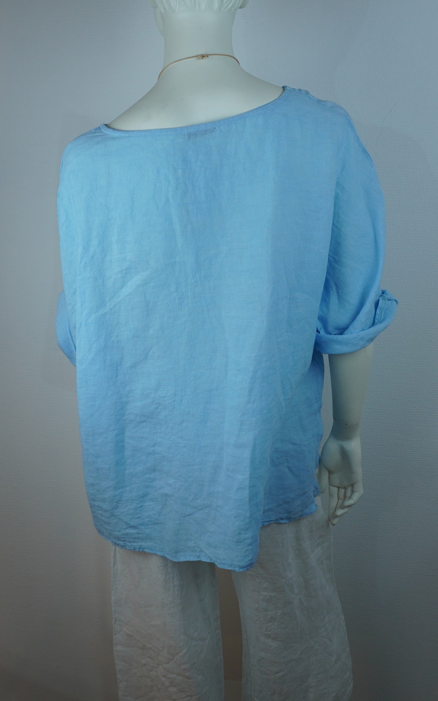 Leinen-Oberteil Hellblau mit Boho-Kette – Kurzarm, Locker, Sommer-Set