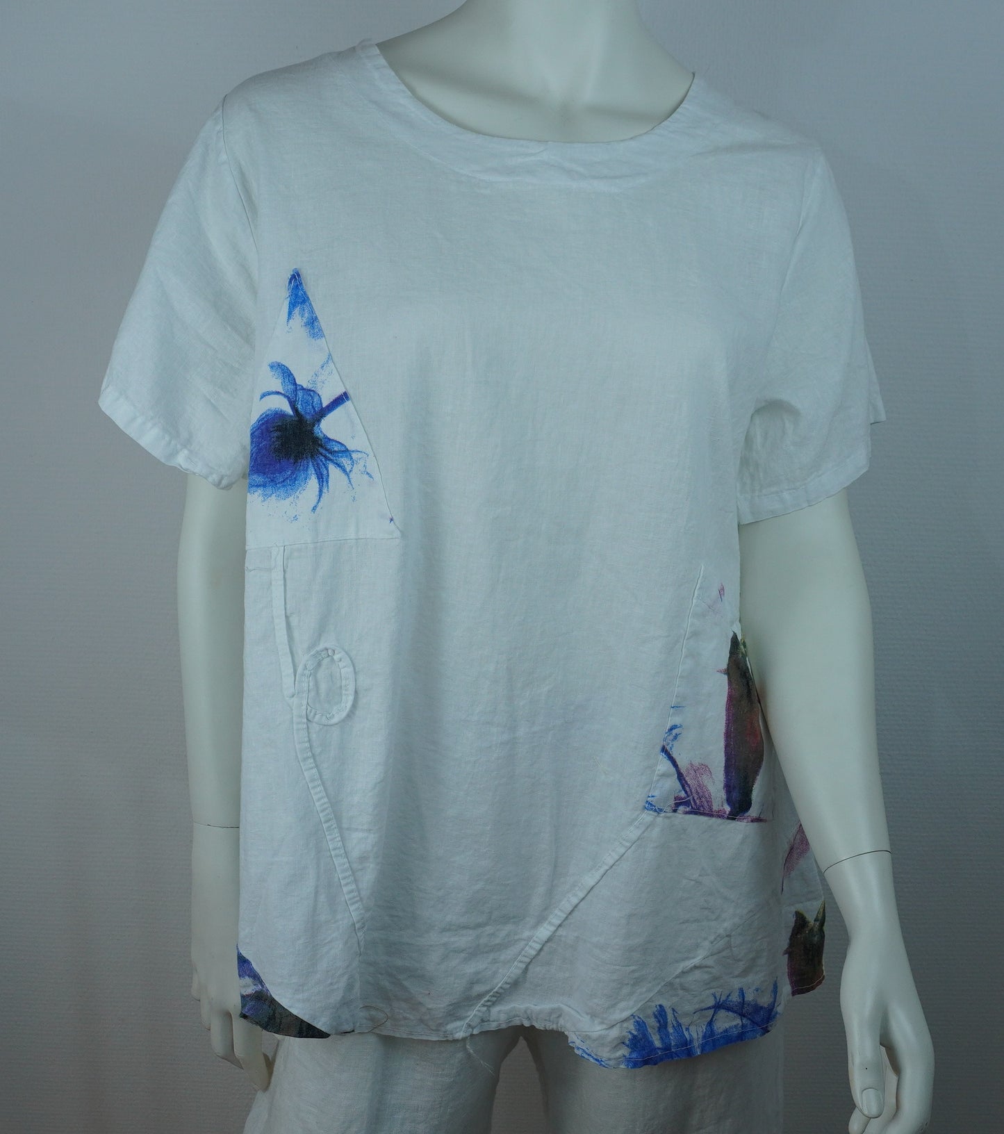 Leinen-Shirt Weiß mit Blumendruck – Kurzarm, Fronttasche, Boho