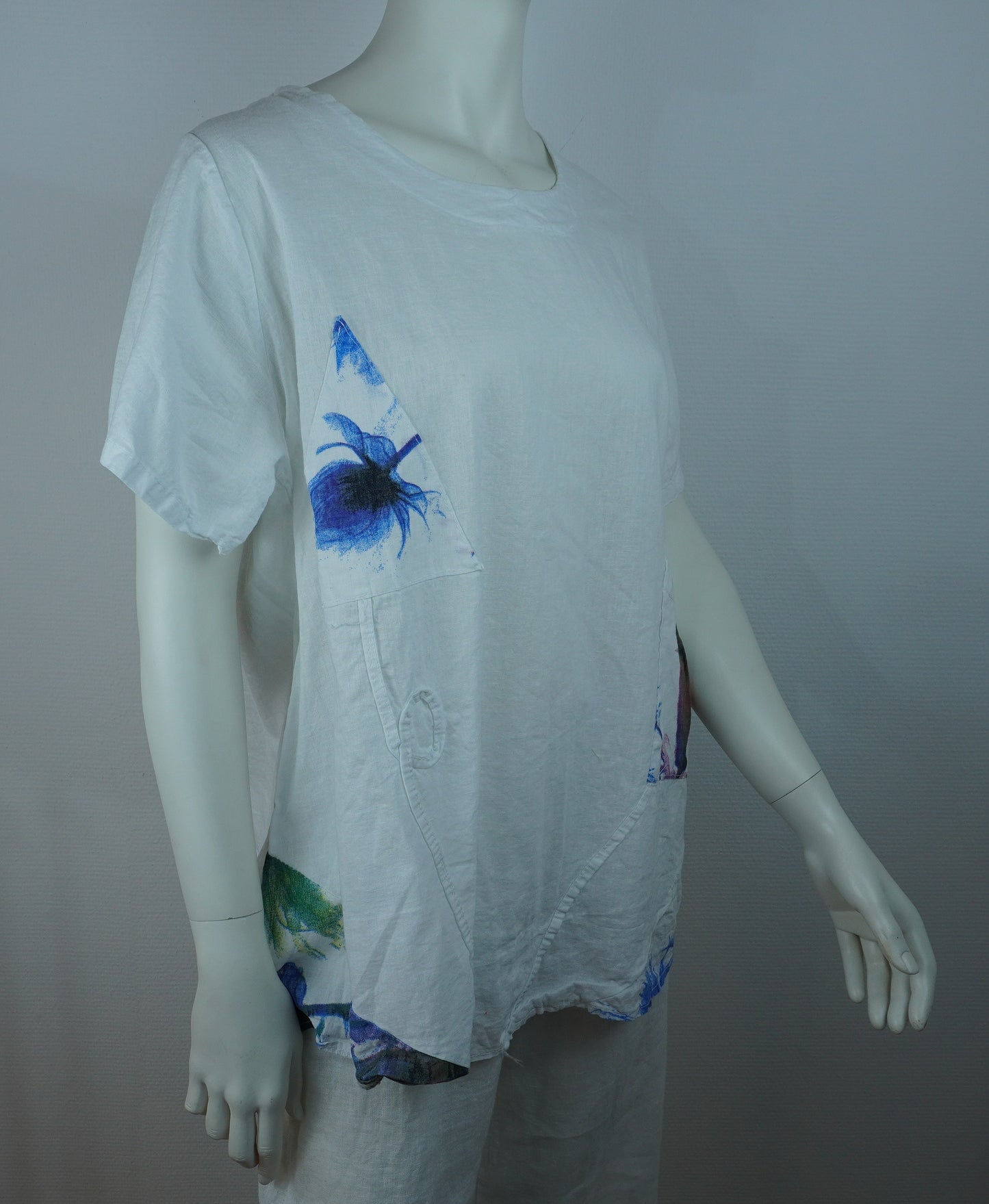 Leinen-Shirt Weiß mit Blumendruck – Kurzarm, Fronttasche, Boho