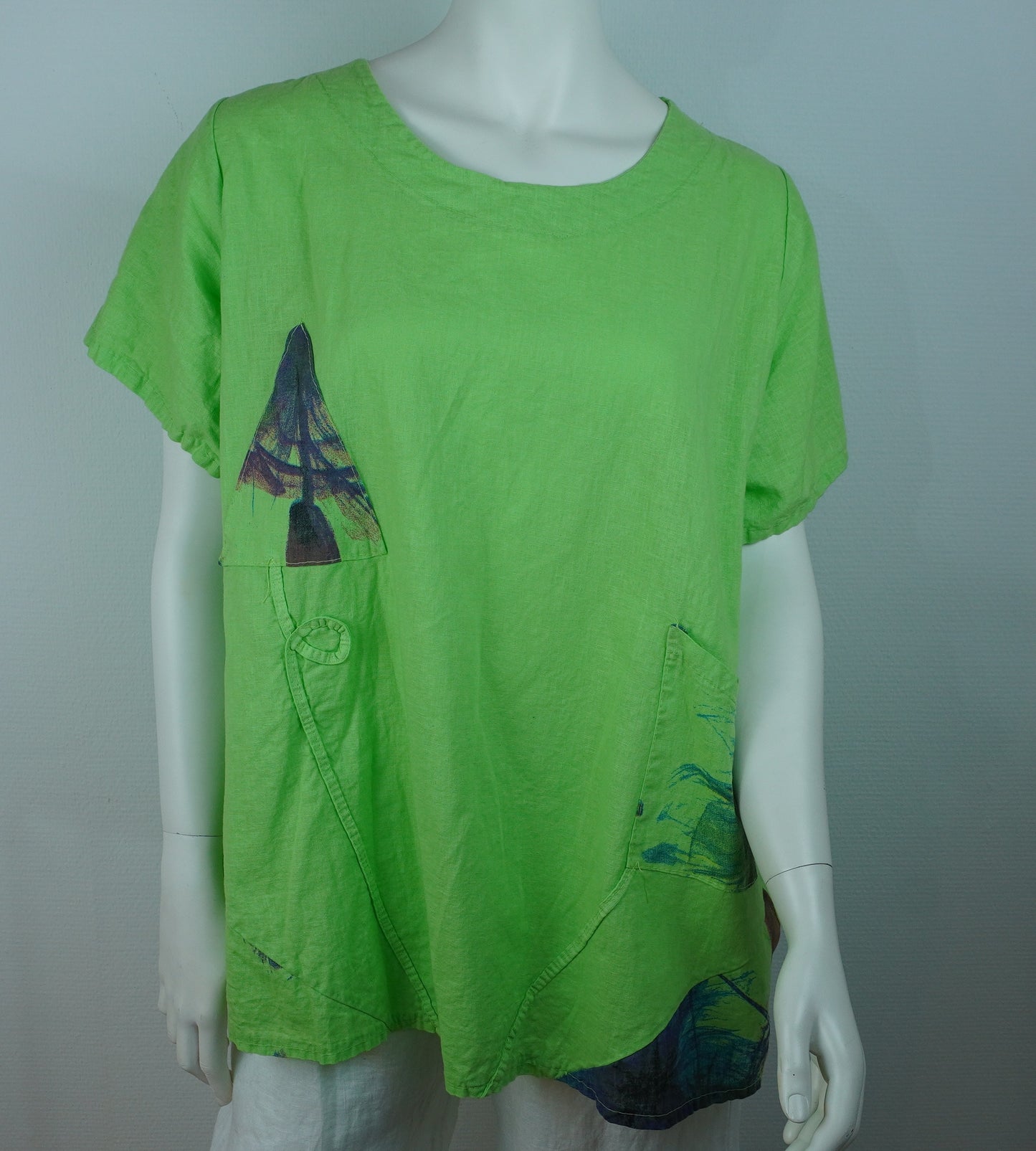Leinen-Shirt Grün mit Kunstdruck – Kurzarm, Fronttaschen, Boho