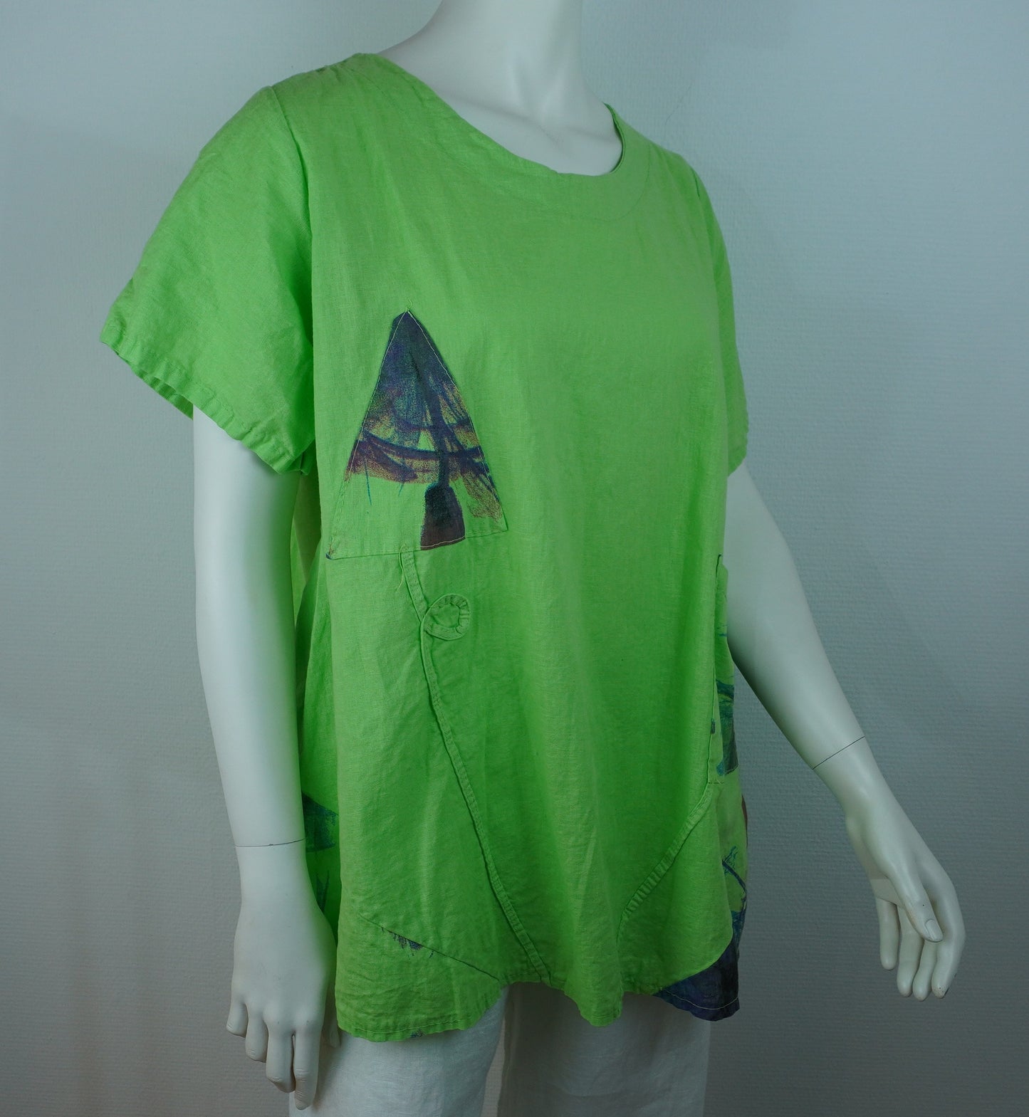 Leinen-Shirt Grün mit Kunstdruck – Kurzarm, Fronttaschen, Boho