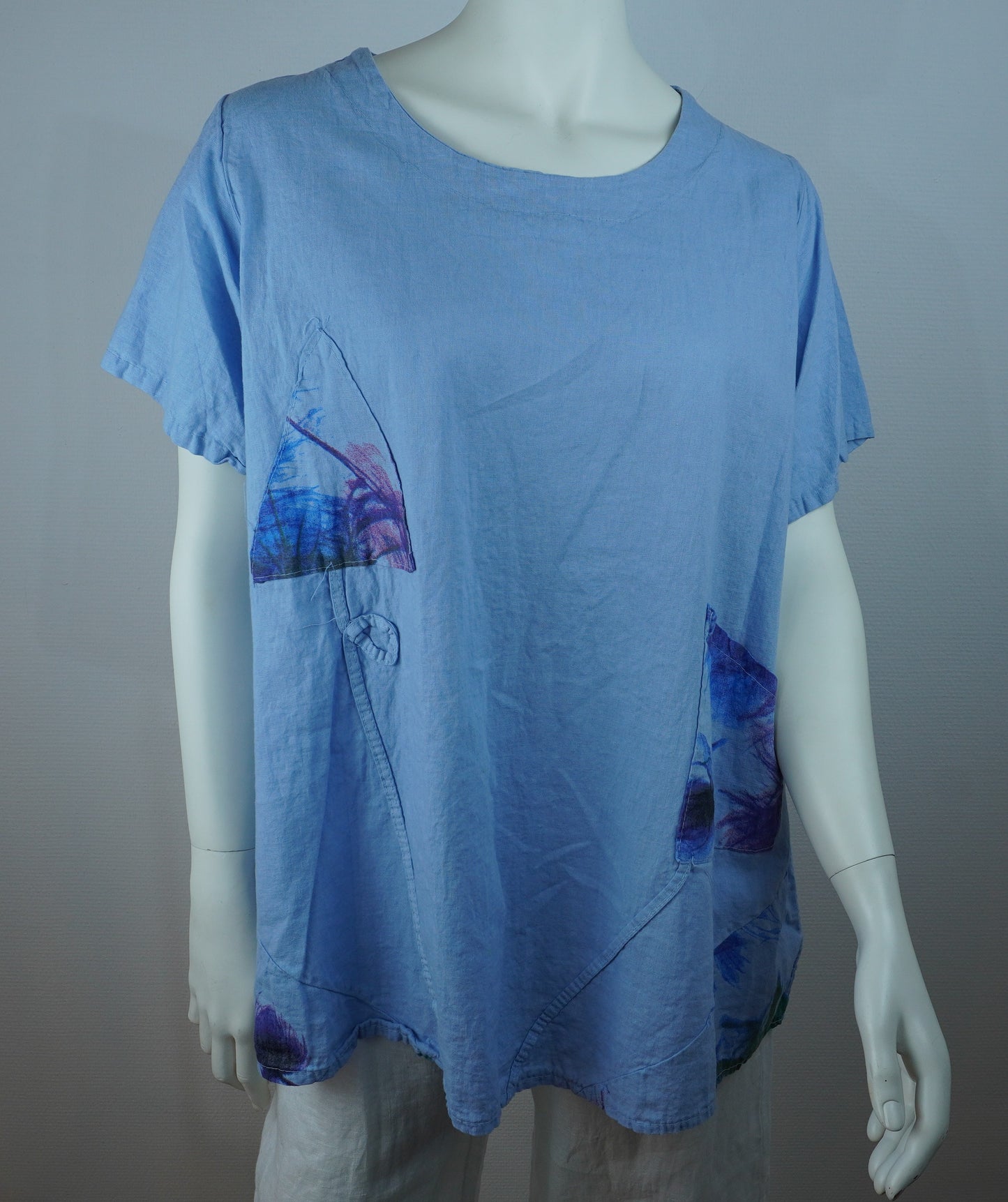 Leinen-Shirt Hellblau mit Pilzdruck – Kurzarm, Fronttaschen, Boho