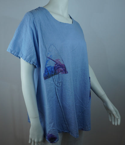 Leinen-Shirt Hellblau mit Pilzdruck – Kurzarm, Fronttaschen, Boho