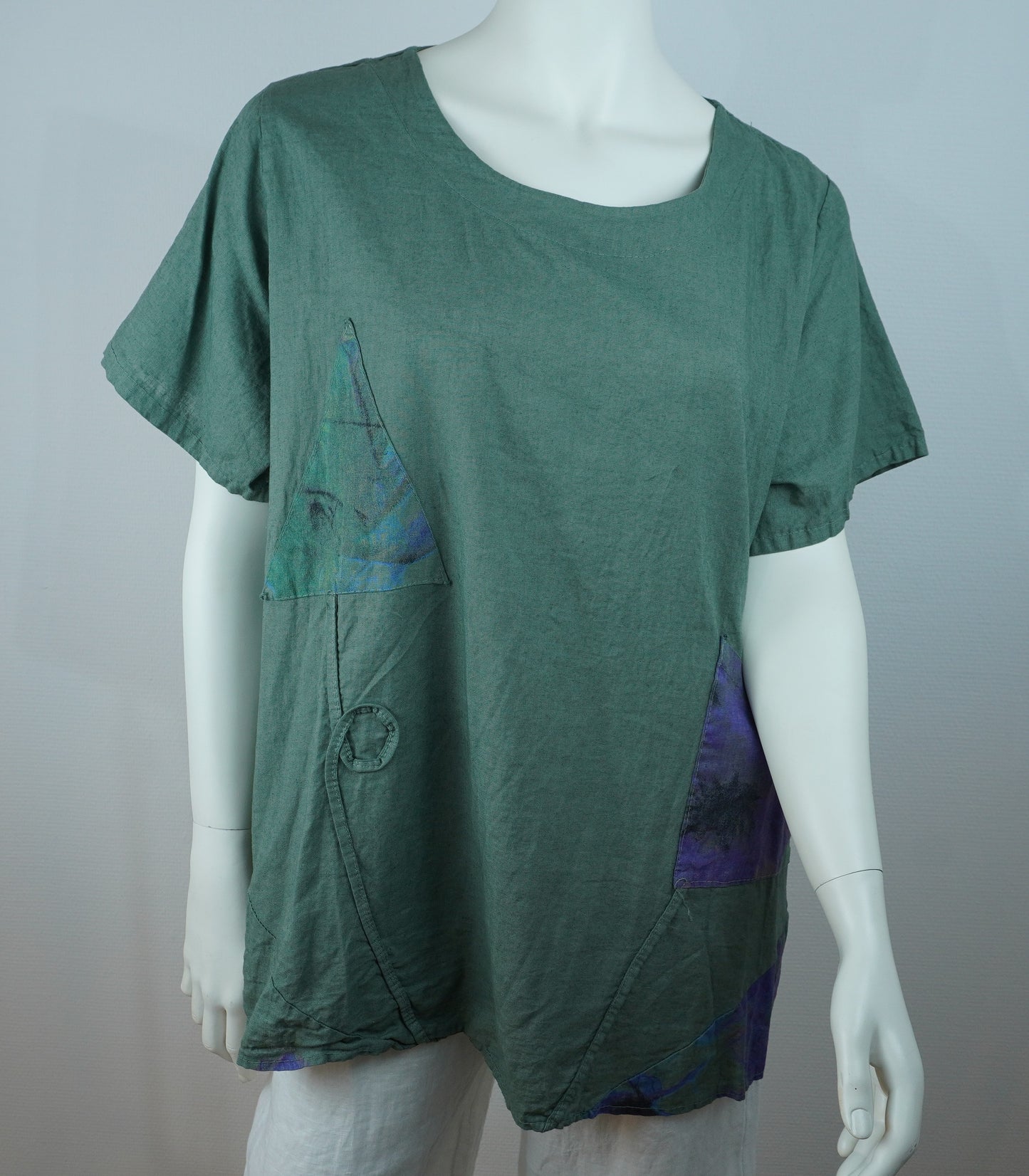 Leinen-Shirt Olivgrün mit Patchwork-Druck – Kurzarm, Fronttasche, Boho