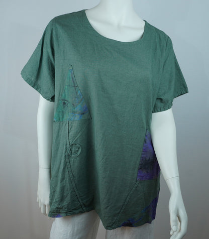 Leinen-Shirt Olivgrün mit Patchwork-Druck – Kurzarm, Fronttasche, Boho