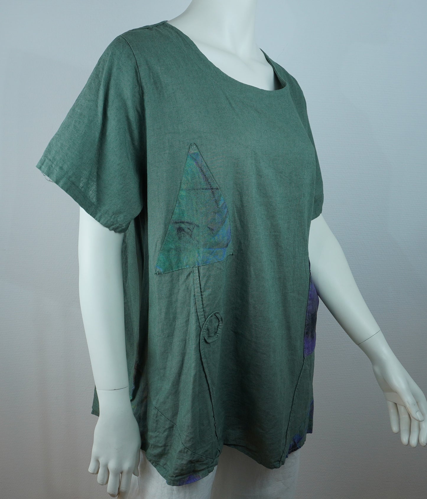 Leinen-Shirt Olivgrün mit Patchwork-Druck – Kurzarm, Fronttasche, Boho