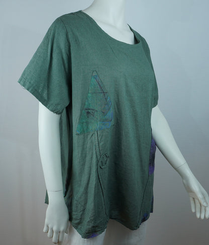 Leinen-Shirt Olivgrün mit Patchwork-Druck – Kurzarm, Fronttasche, Boho
