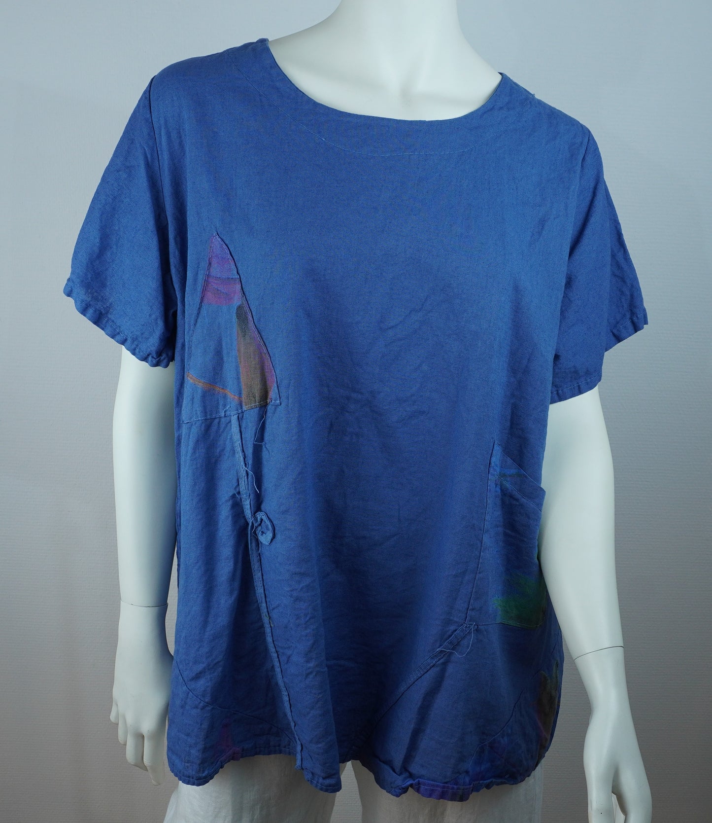 Leinen-Shirt Royalblau mit Patchwork-Druck – Kurzarm, Fronttasche, Boho