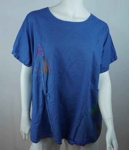 Leinen-Shirt Royalblau mit Patchwork-Druck – Kurzarm, Fronttasche, Boho