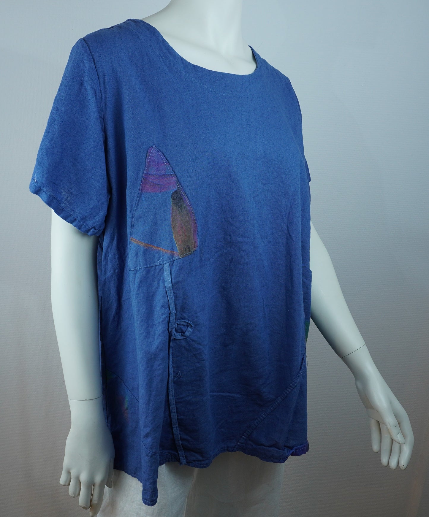 Leinen-Shirt Royalblau mit Patchwork-Druck – Kurzarm, Fronttasche, Boho