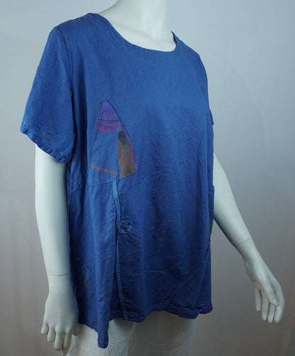 Leinen-Shirt Royalblau mit Patchwork-Druck – Kurzarm, Fronttasche, Boho