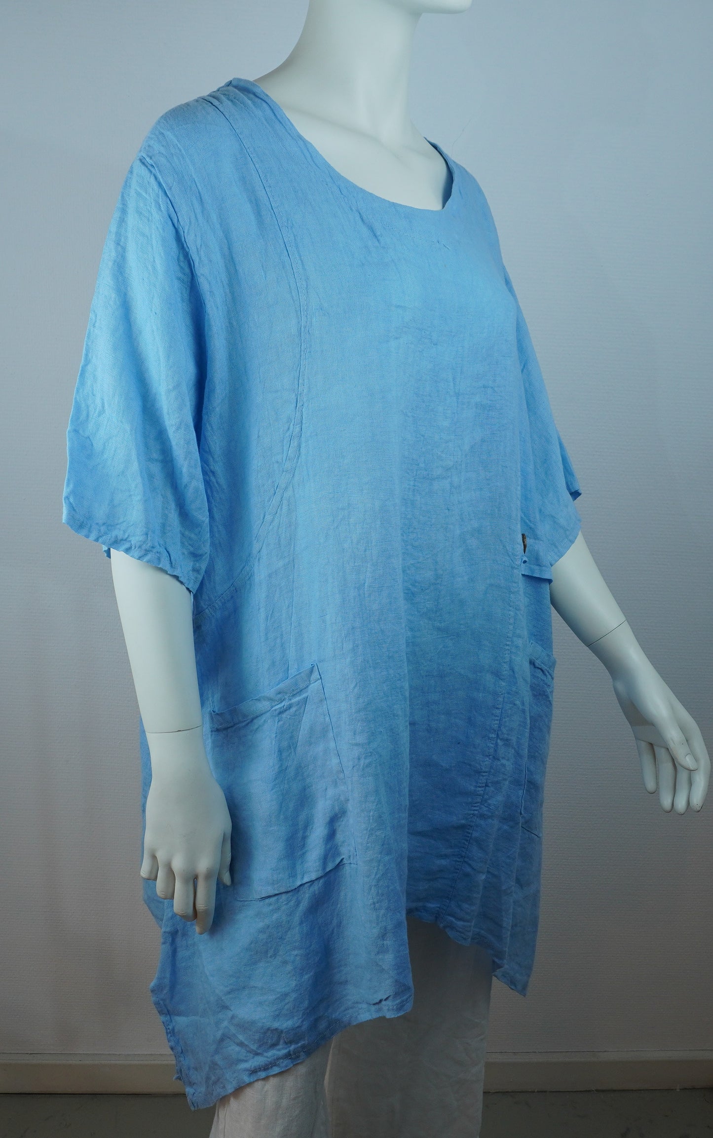 Leinen-Tunika Hellblau – 3/4-Arm, Asymmetrischer Saum, Fronttasche
