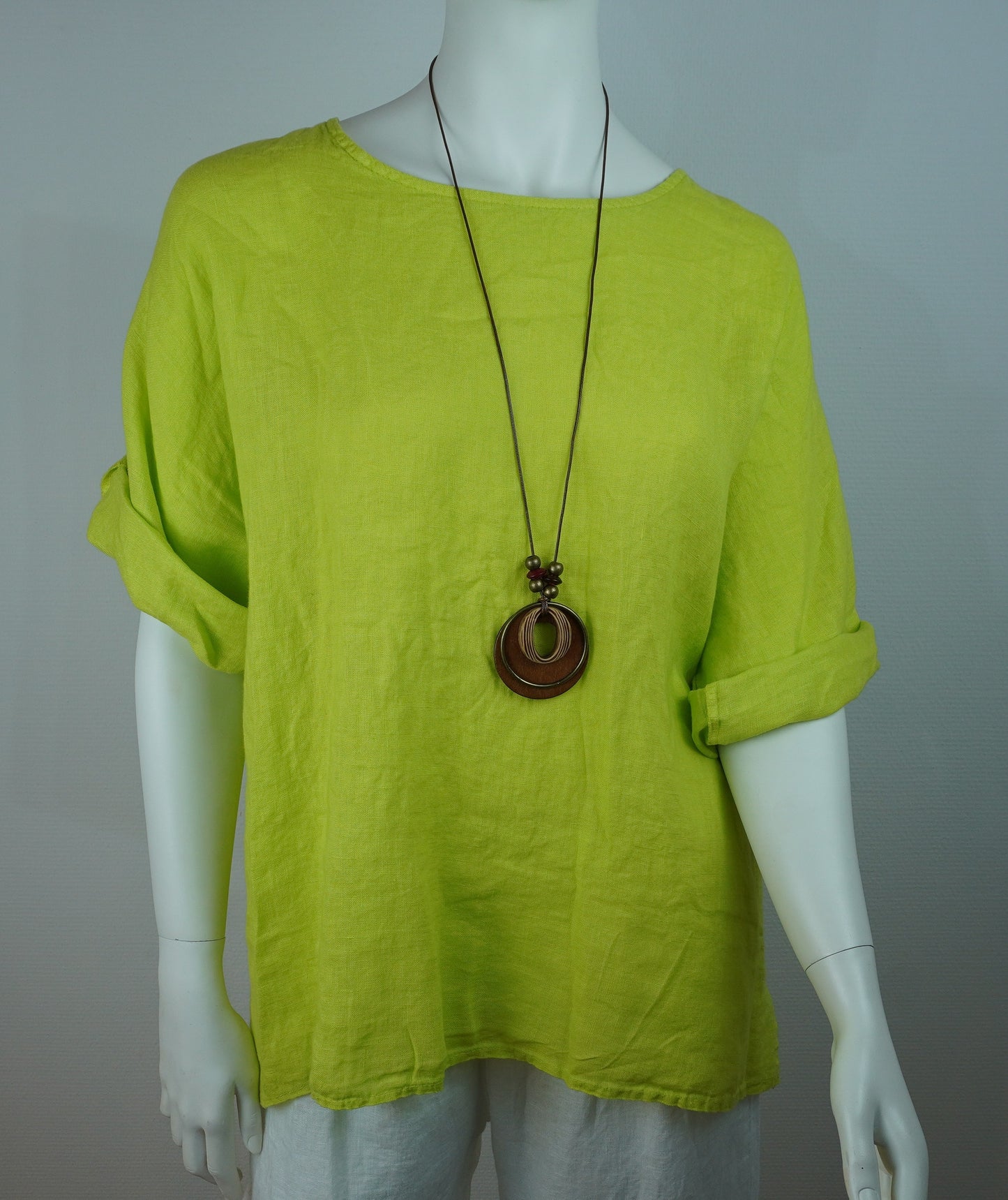 Leinen-Oberteil Limette mit Holzkette – Kurzarm, Locker, Sommer-Set