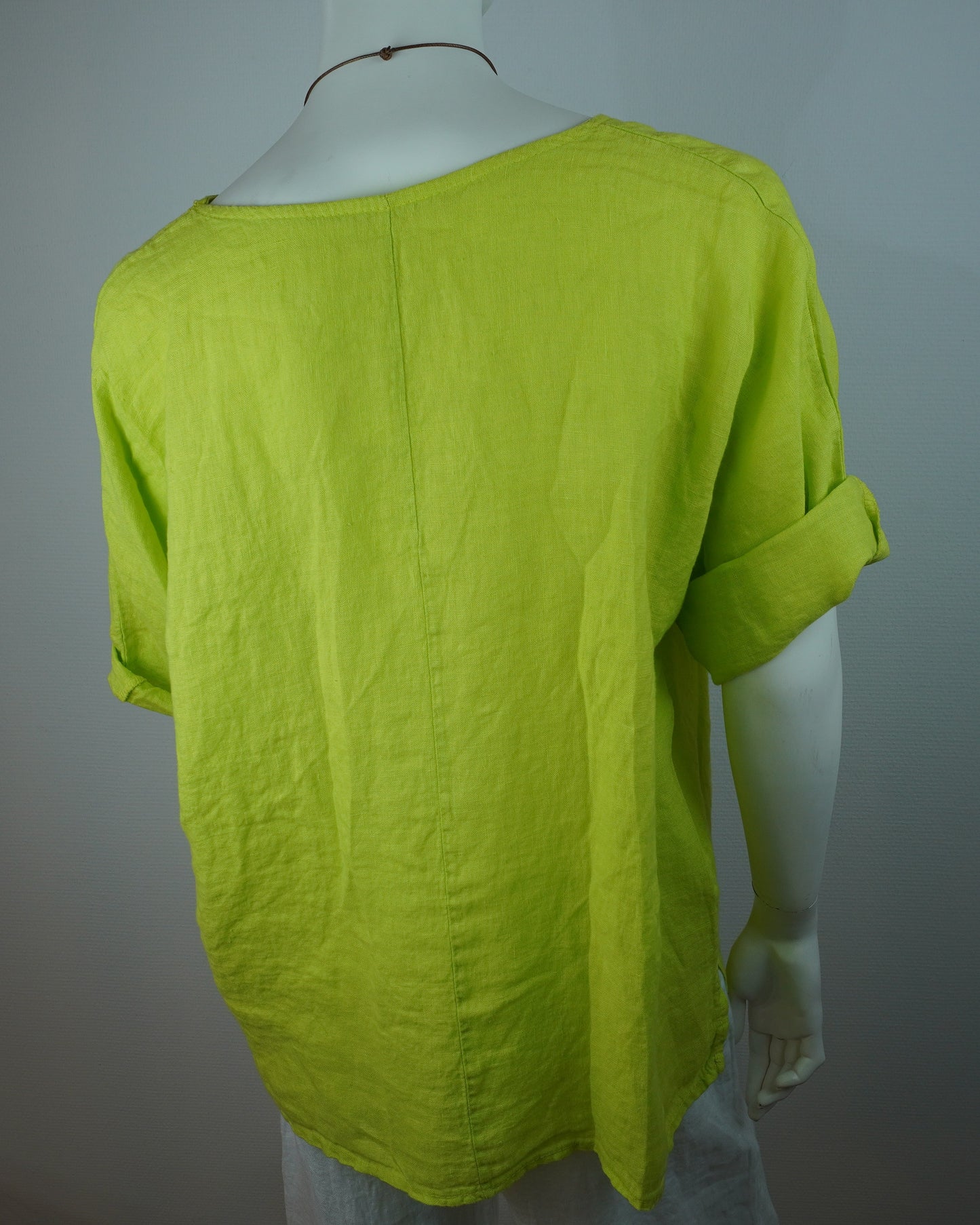 Leinen-Oberteil Limette mit Holzkette – Kurzarm, Locker, Sommer-Set