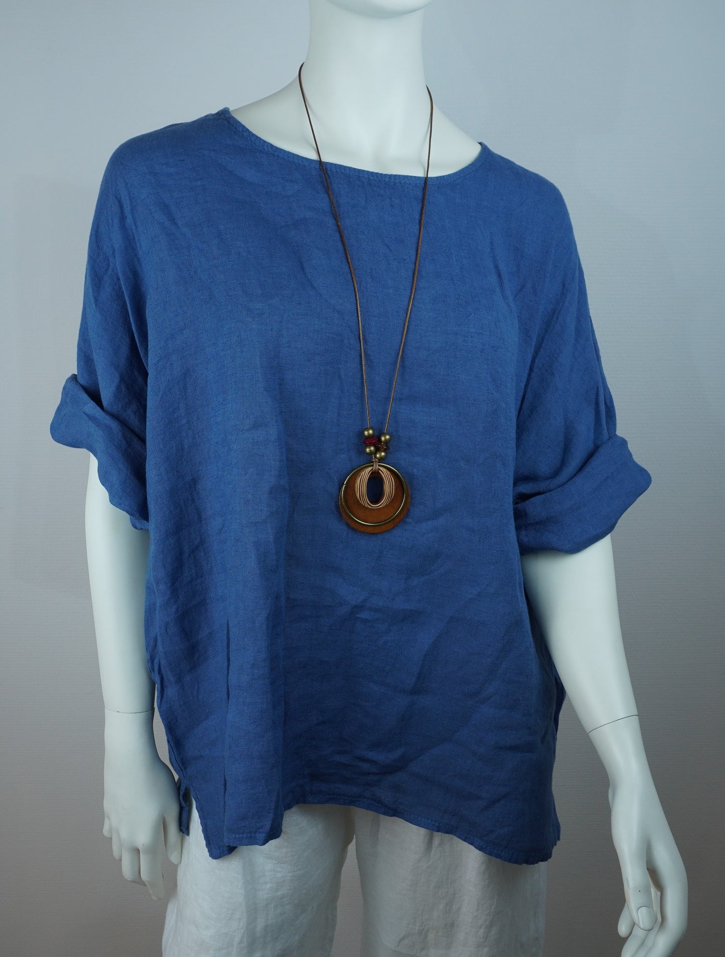 Leinen-Oberteil Jeansblau mit Holzkette – Kurzarm, Seitenschlitze, Sommer-Set