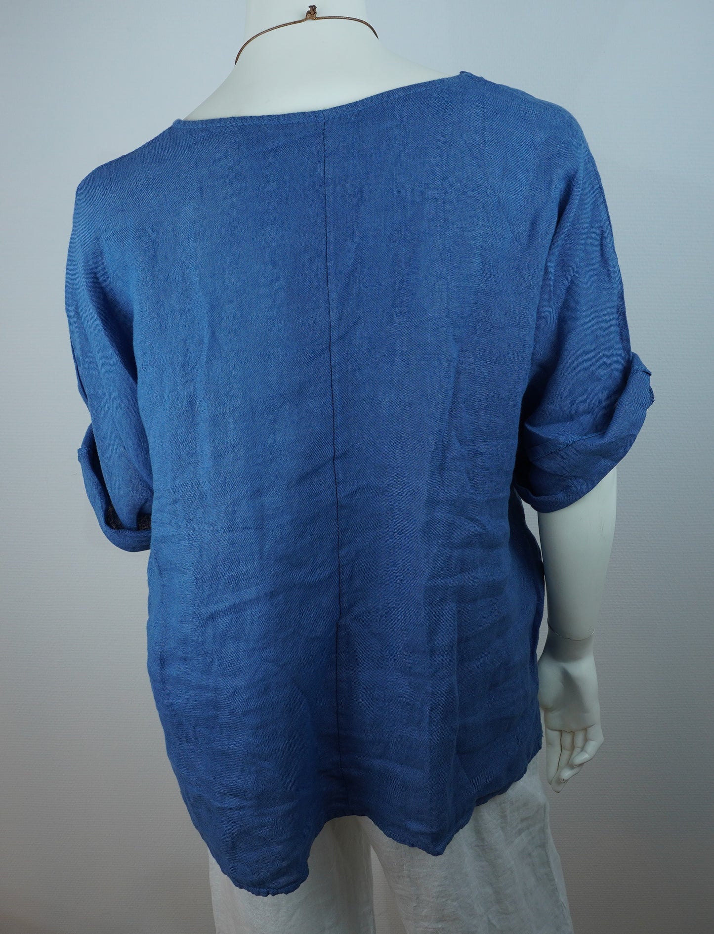 Leinen-Oberteil Jeansblau mit Holzkette – Kurzarm, Seitenschlitze, Sommer-Set