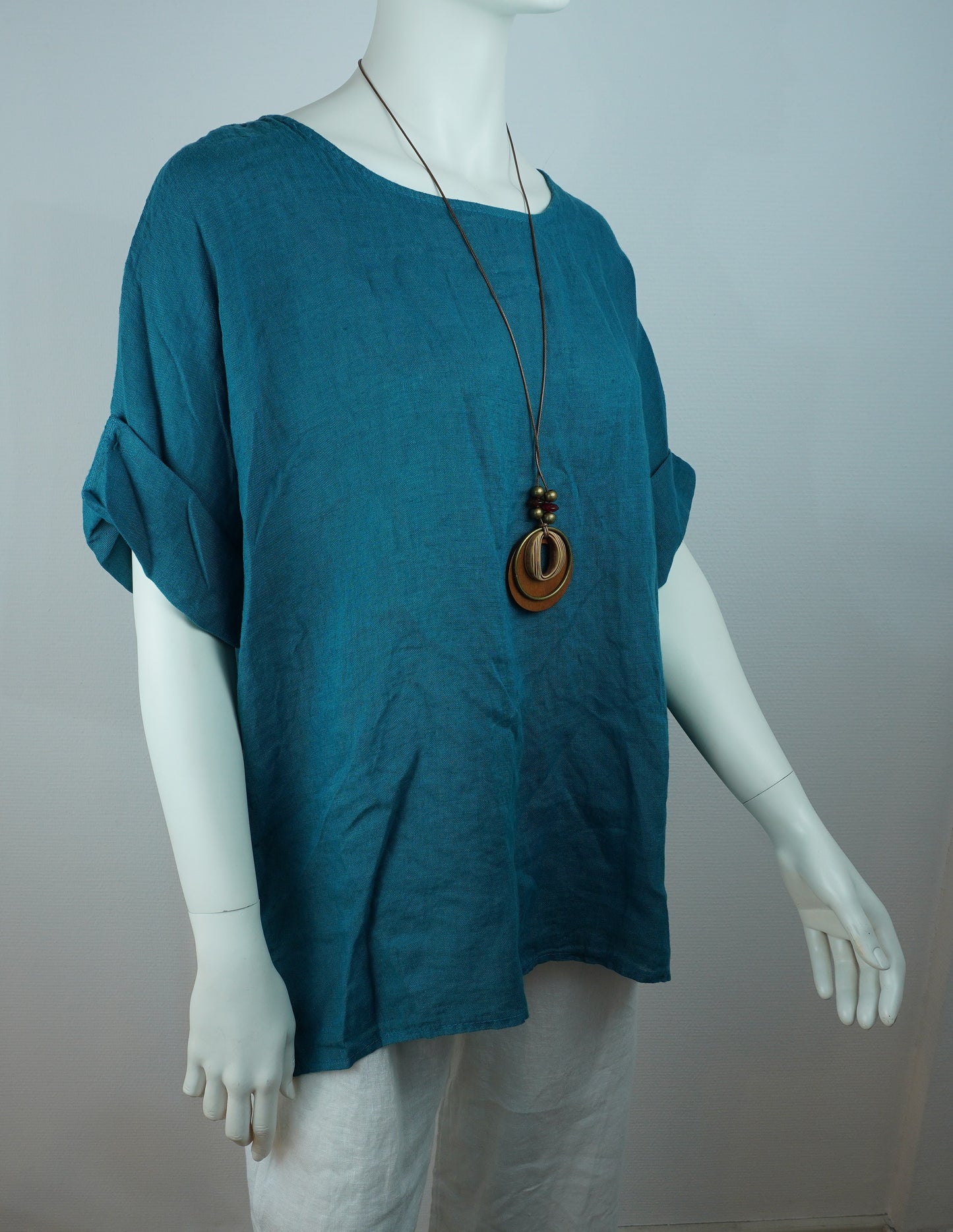Leinen-Oberteil Smaragdteal mit Holzkette – Kurzarm, Seitenschlitze, Sommer-Set
