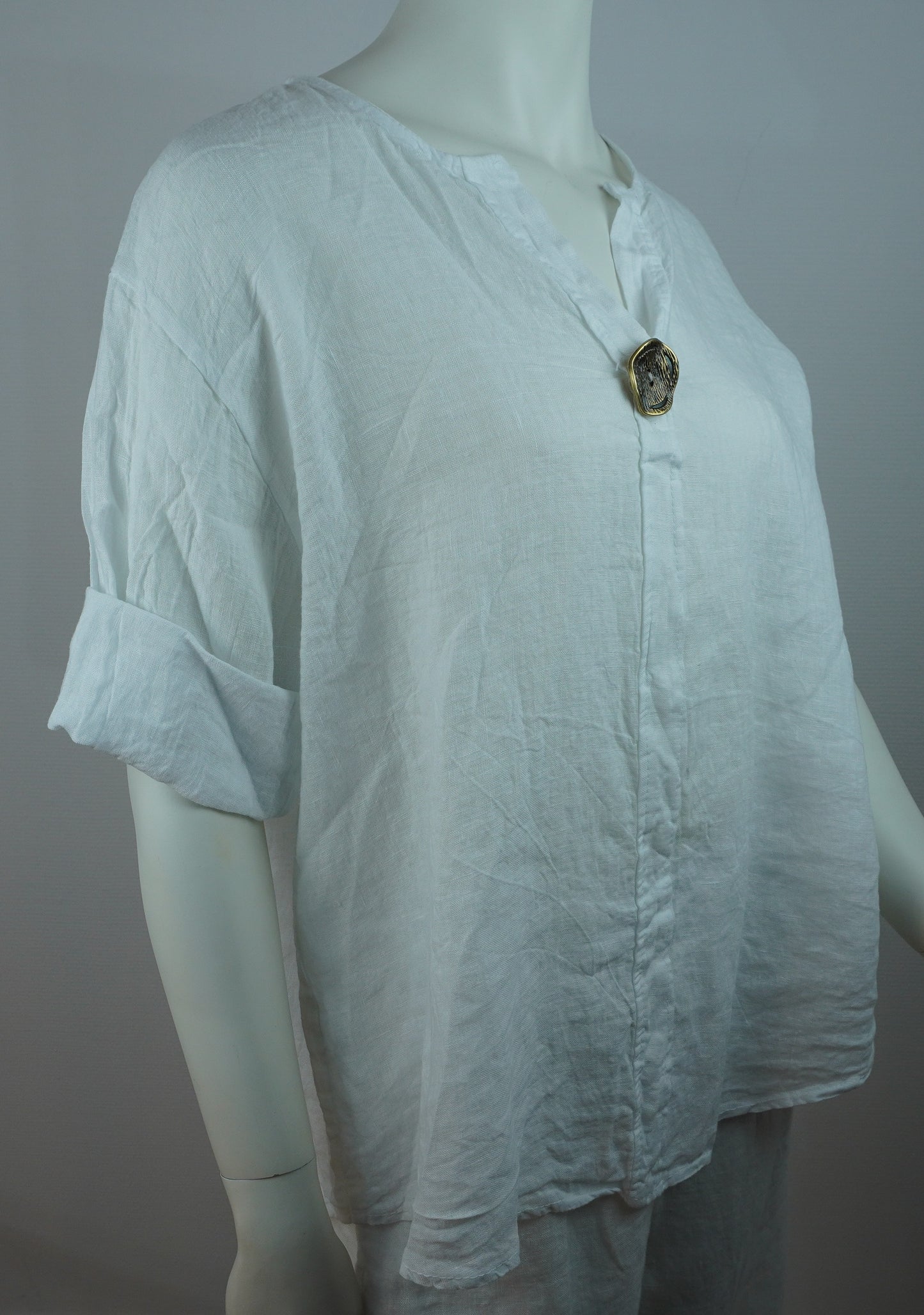 Oversize Leinenbluse 100% Leinen weiß – mit dekorativem Statement-Knopf