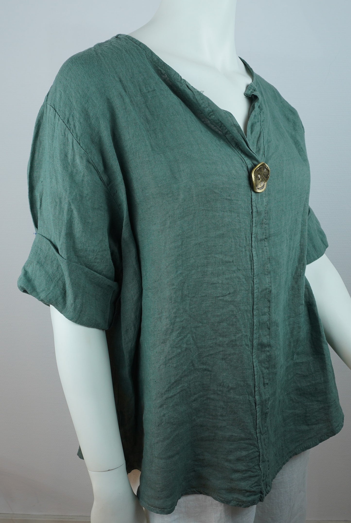 Oversize Leinenbluse 100% Leinen – mit dekorativem Statement-Knopf, Salbei