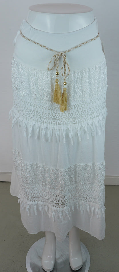 Boho-Rock Weiß – Spitze & Häkeldetails, Stufenrock mit Quastengürtel