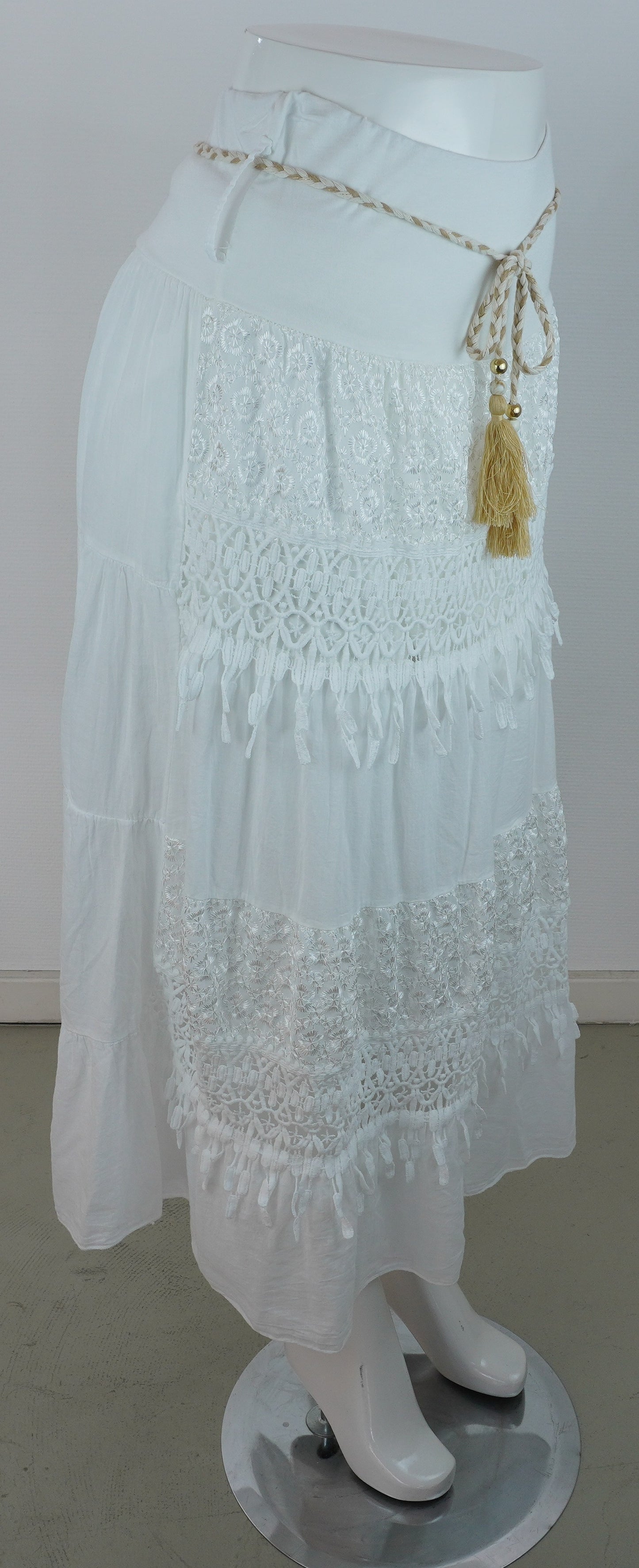Boho-Rock Weiß – Spitze & Häkeldetails, Stufenrock mit Quastengürtel