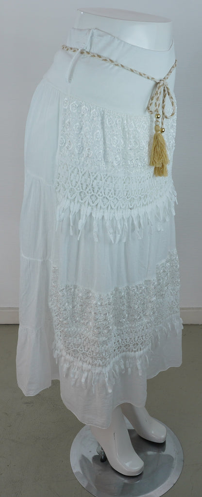 Boho-Rock Weiß – Spitze & Häkeldetails, Stufenrock mit Quastengürtel