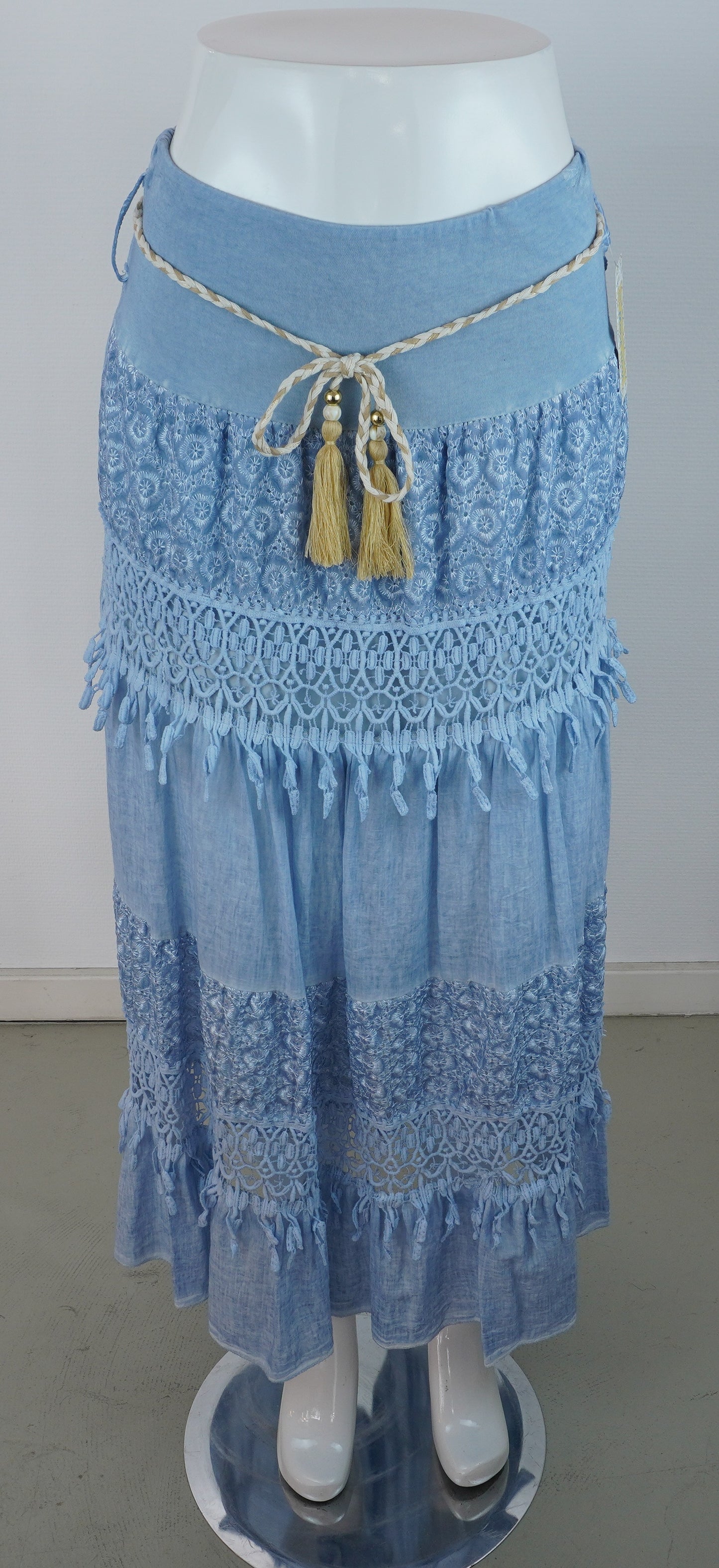Boho-Rock Hellblau – Spitze & Häkeldetails, Stufenrock mit Quastengürtel