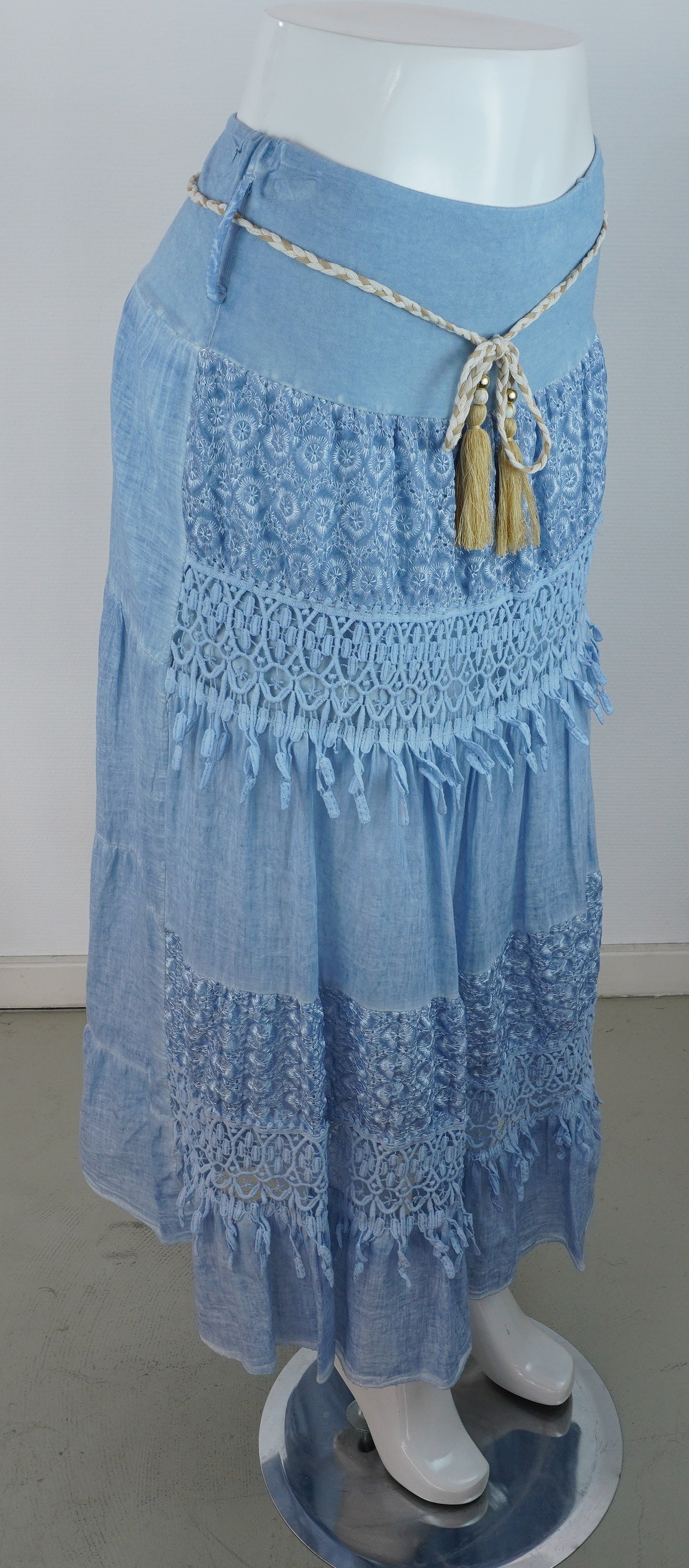 Boho-Rock Hellblau – Spitze & Häkeldetails, Stufenrock mit Quastengürtel