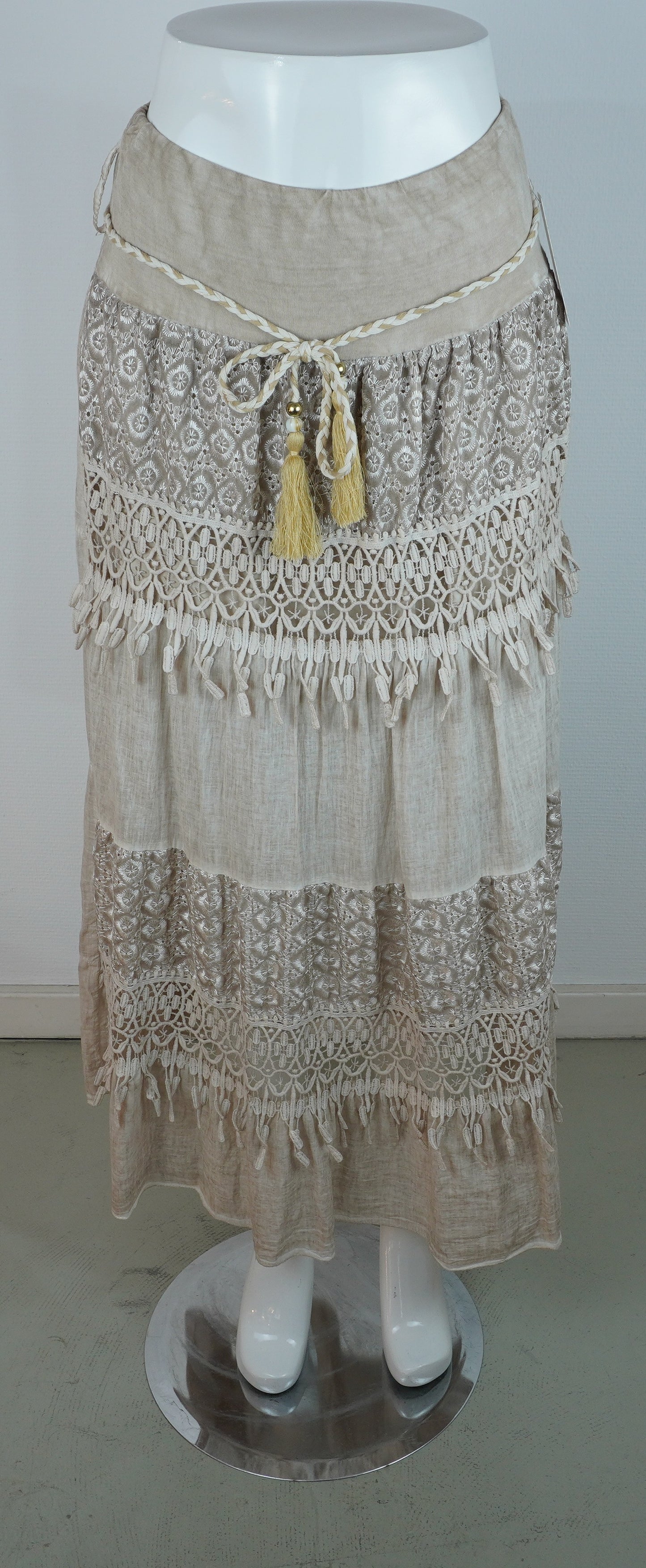 Boho-Rock Beige/Sand – Spitze & Häkeldetails, Stufenrock mit Quastengürtel