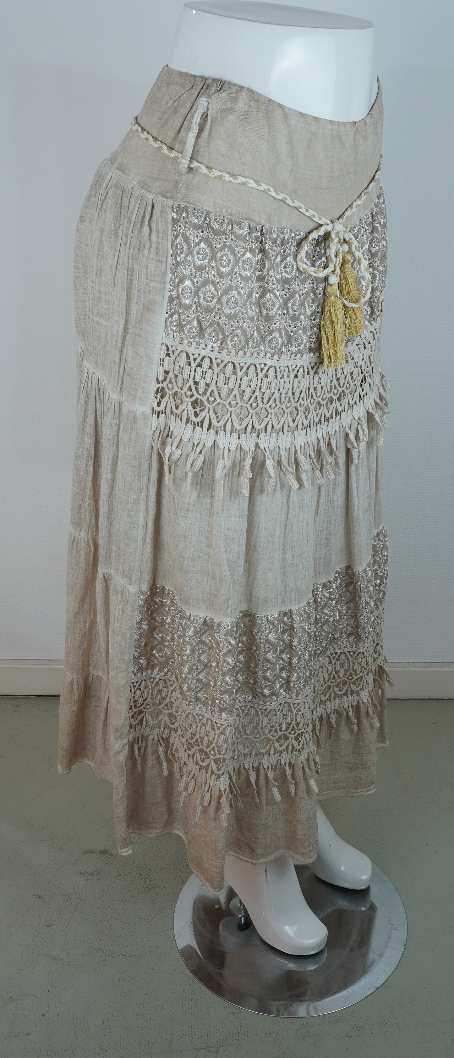 Boho-Rock Beige/Sand – Spitze & Häkeldetails, Stufenrock mit Quastengürtel