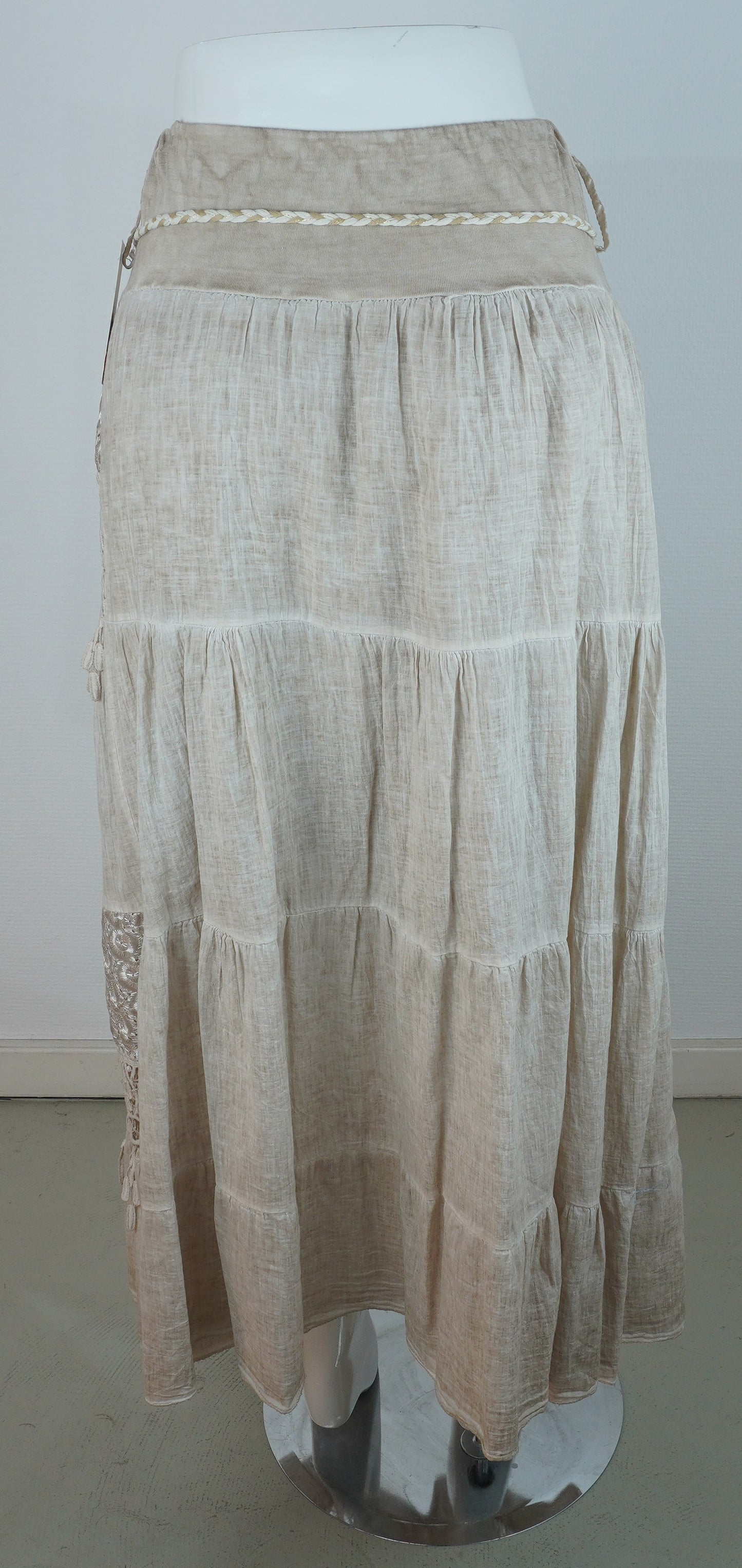 Boho-Rock Beige/Sand – Spitze & Häkeldetails, Stufenrock mit Quastengürtel