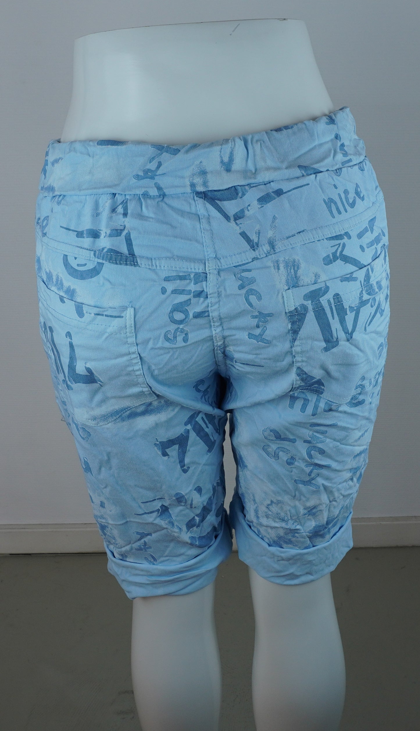 Sommer-Shorts Hellblau – Allover Print & Zierknöpfe