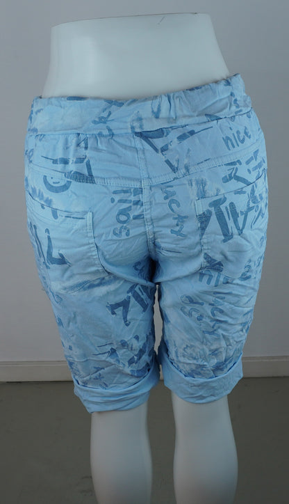 Sommer-Shorts Hellblau – Allover Print & Zierknöpfe