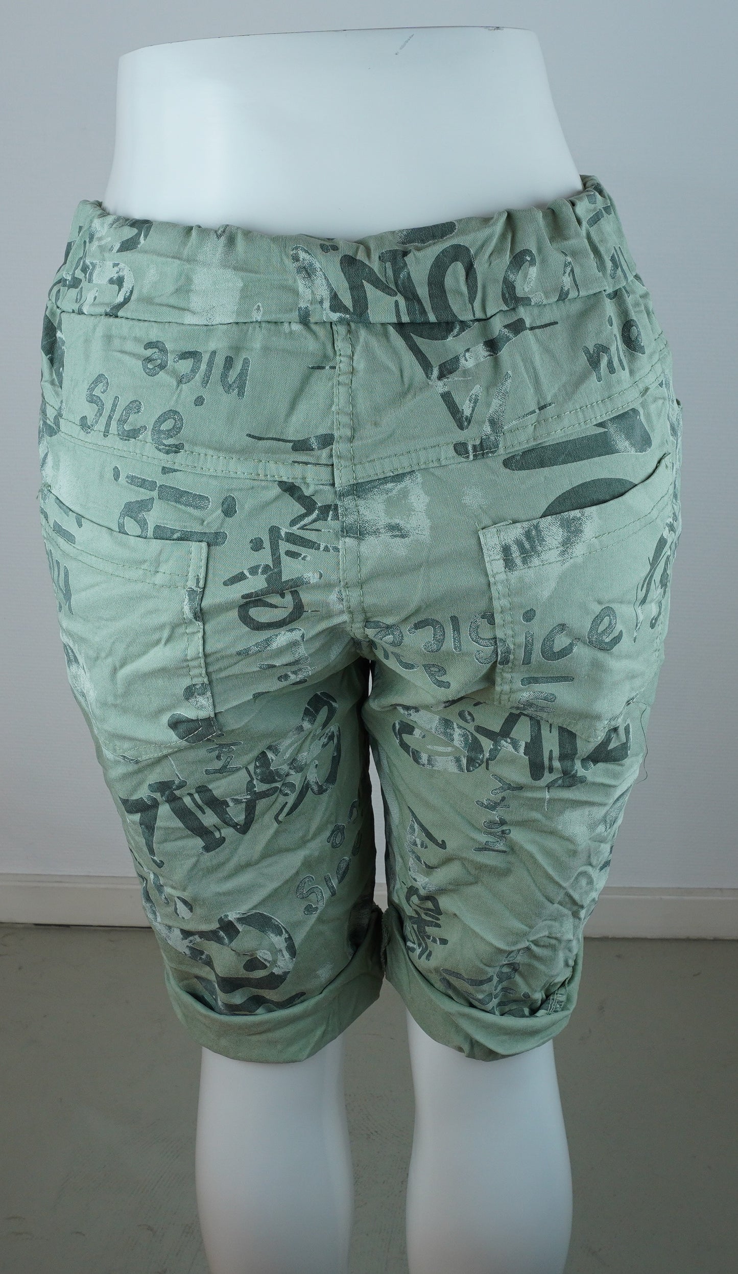 Sommer-Shorts Mint/Salbei – Allover Print & Zierknöpfe