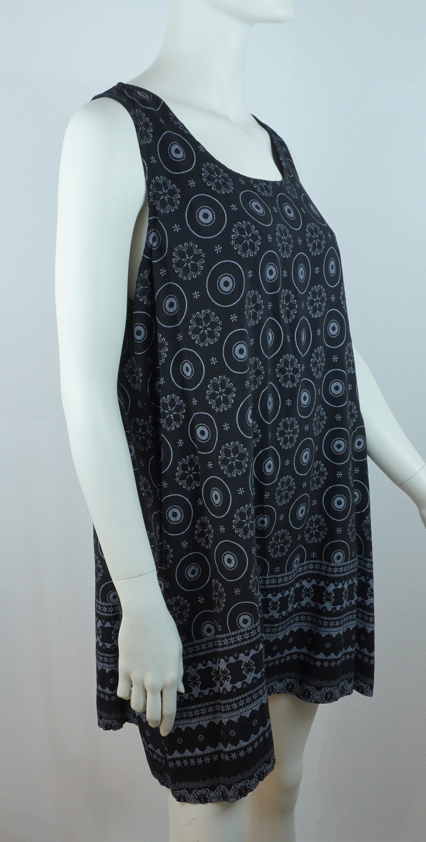 Kleid mit Ethno-Muster / 100% Viskose – Schwarz/Grau
