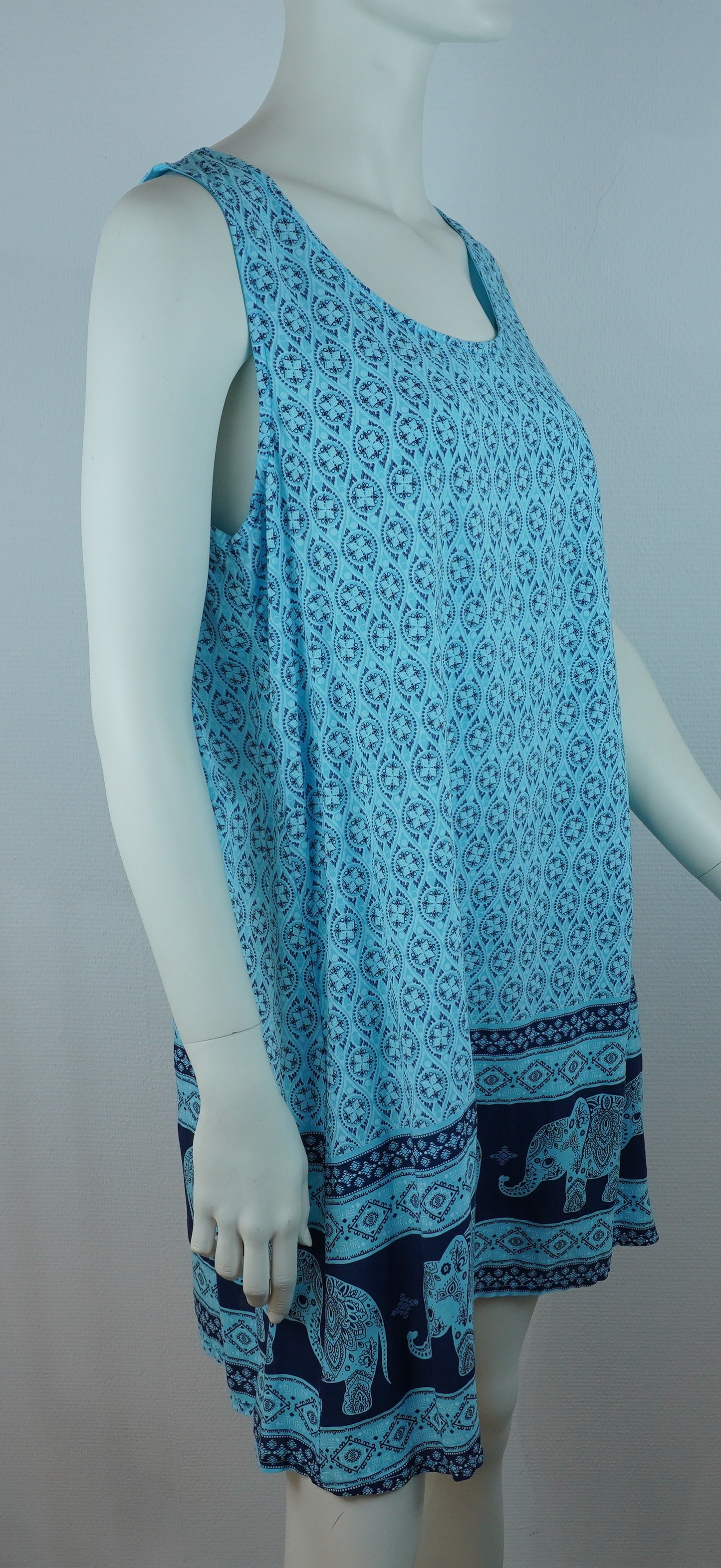 Kleid mit Elefanten-Muster / 100% Viskose – Türkis