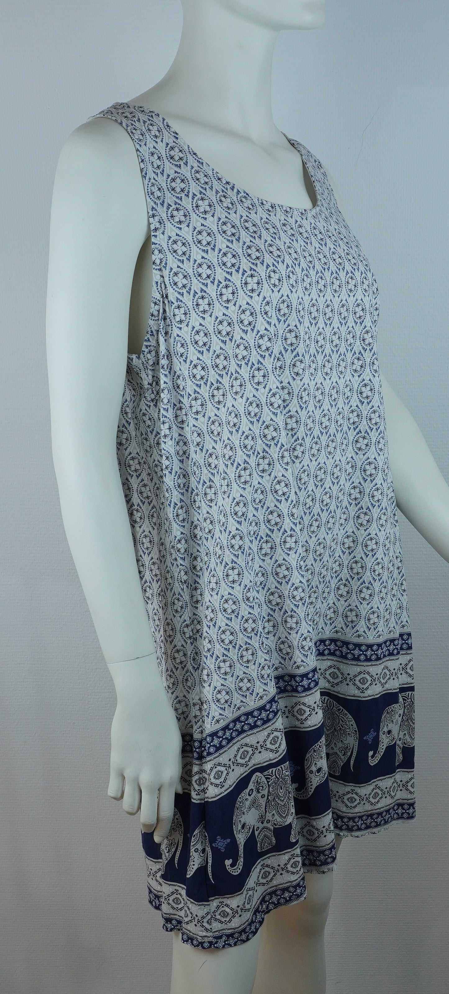 Kleid mit Elefanten-Muster / 100% Viskose – Weiß/Navy