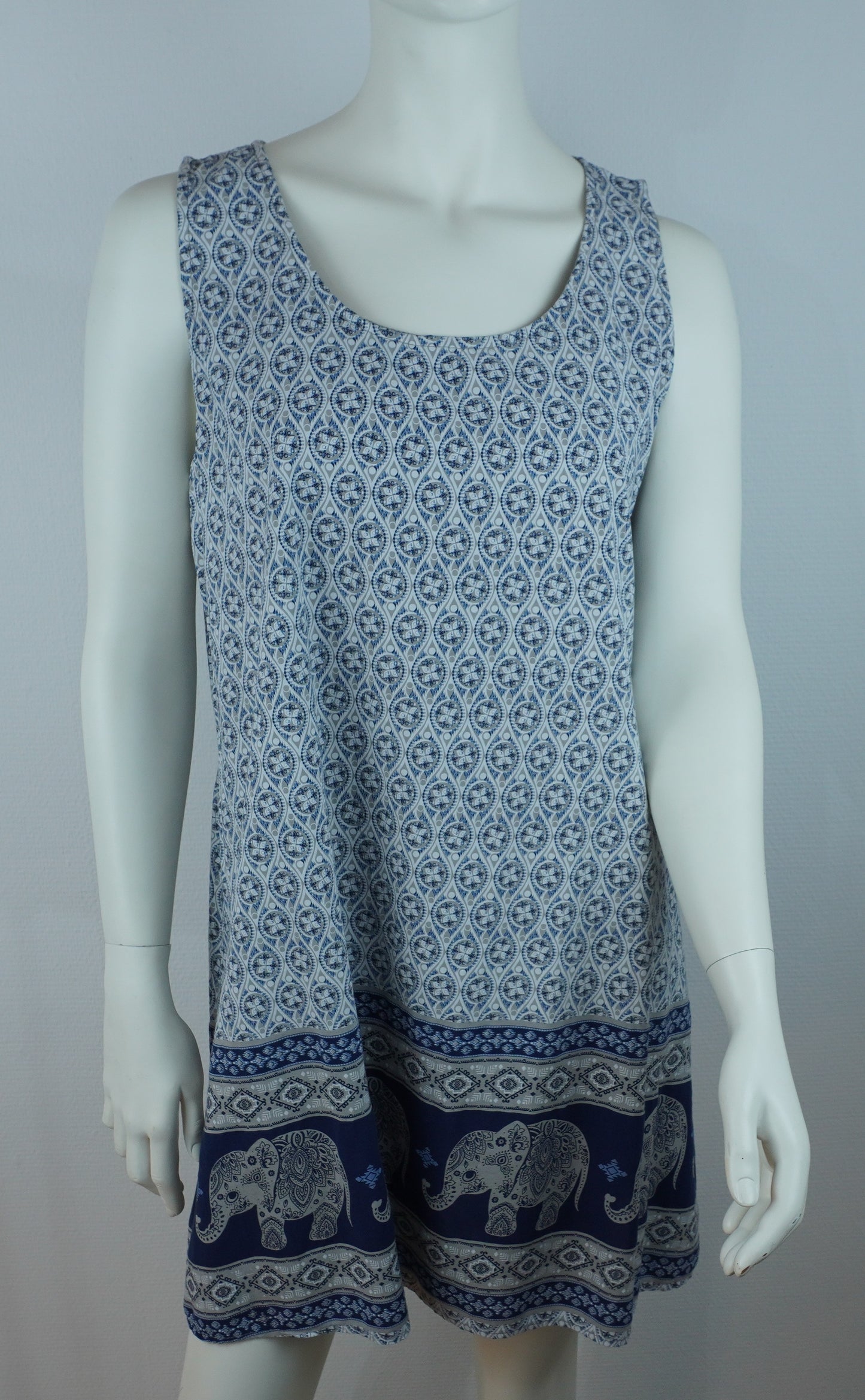 Kleid mit Elefanten-Muster / 100% Viskose – Hellblau/Grau