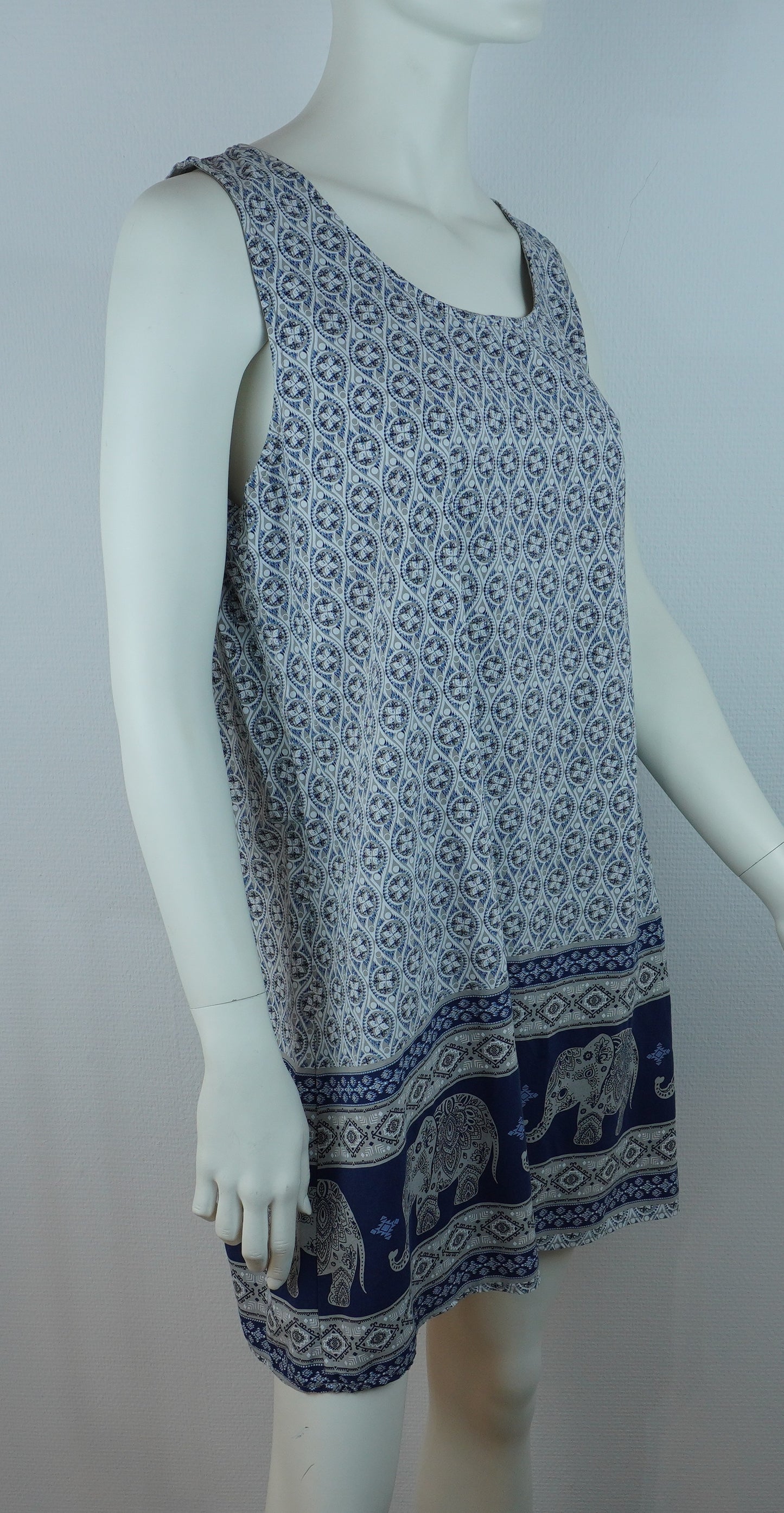 Kleid mit Elefanten-Muster / 100% Viskose – Hellblau/Grau