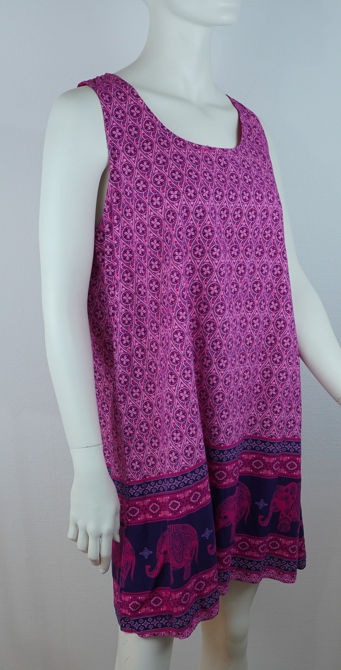 Kleid mit Elefanten-Muster / 100% Viskose – Pink/Magenta
